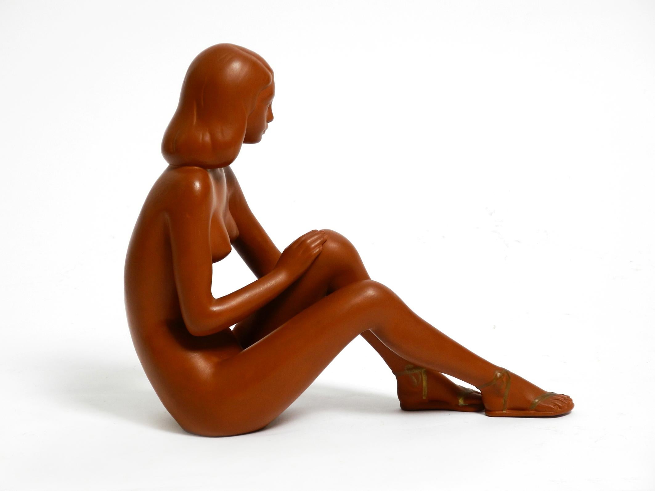 Beautiful large female nude figure made of ceramic.
Table decoration from the 1950s. A midcentury Classic from Gmundner. Made in Austria.
Very good condition with no chips, cracks or breaks.
100% Original condition. Not restored.
Hardly any