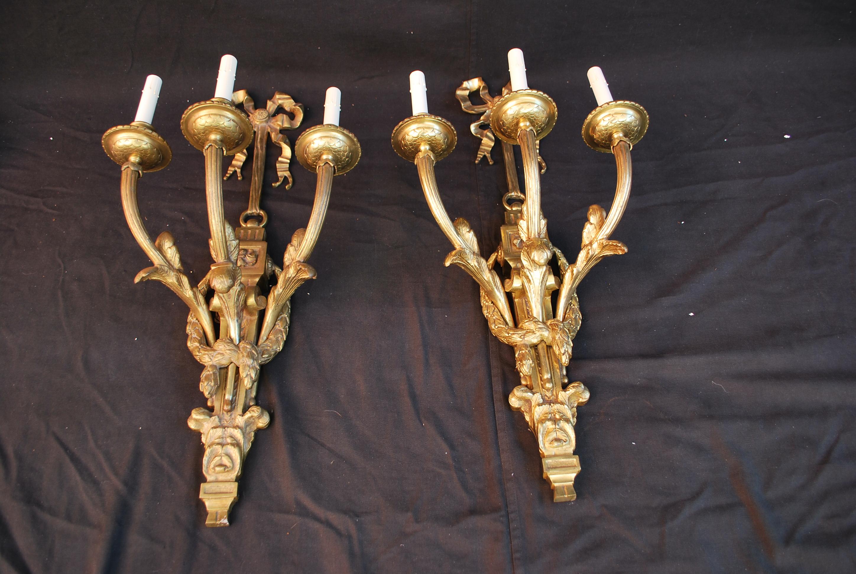 A beautiful and solid Bronze  French sconces, they are quite heavy