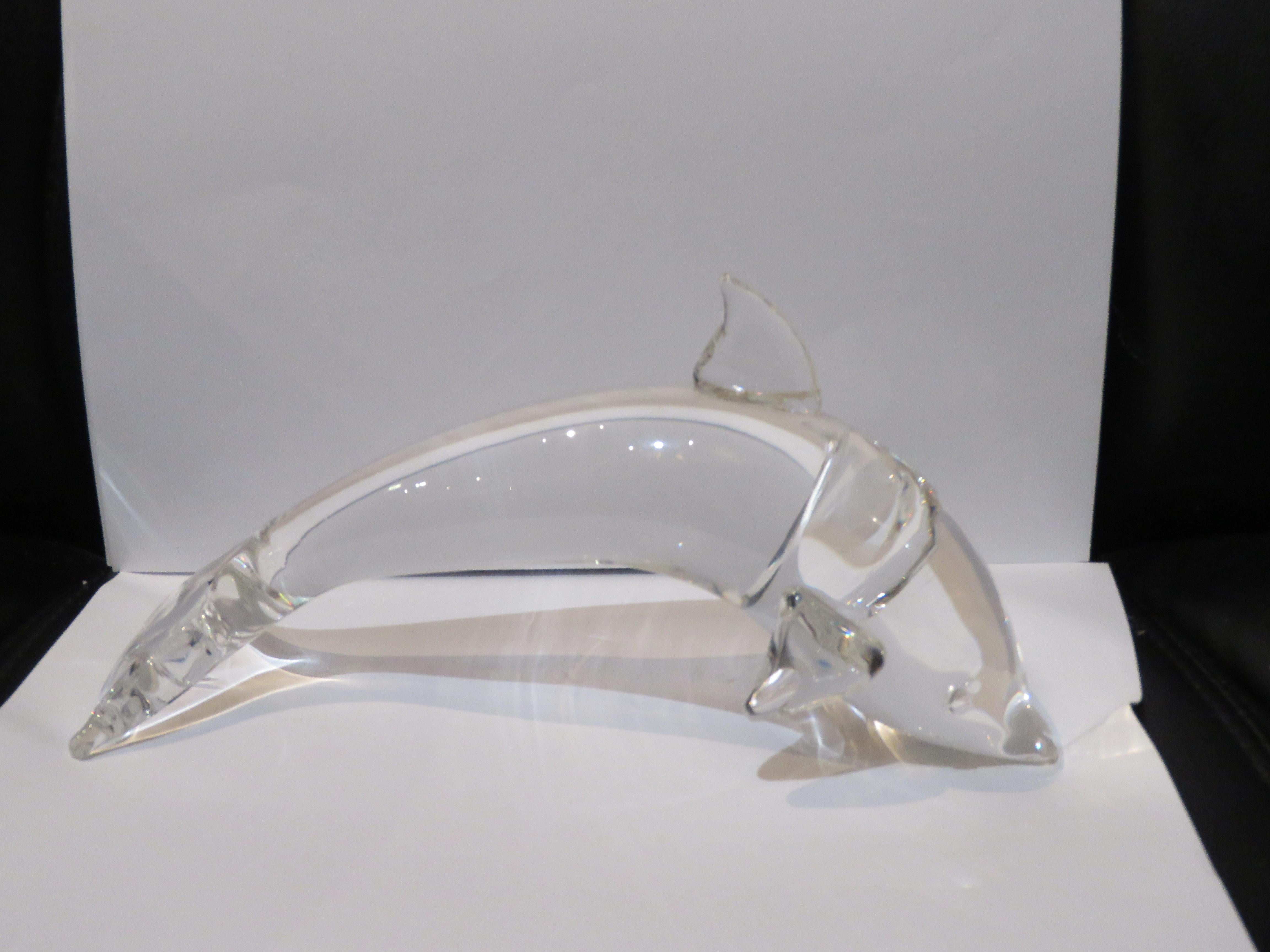 L'article suivant est une grande sculpture en verre de Steuben représentant un dauphin. Signé Steuben à la base de la queue. 

Dimensions : 9