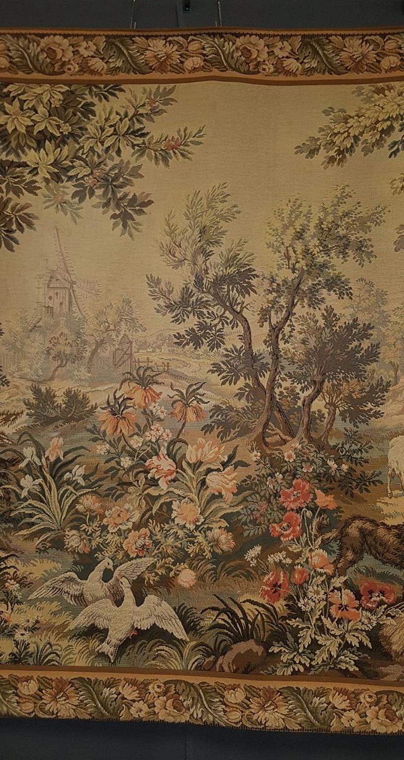 French large decorative wall tapestry or rug carpet, representing a lovely scene with animals in a beautiful French Countryside.
Handwoven.
In a very good general condition, with double layer and fixation parts.

Dimension H 1.55m x L 2.17m.
