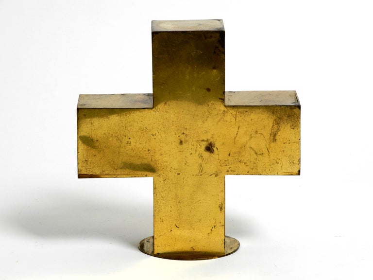 Beautiful, large, very old brass cross from a church as a table decoration.
Made from solid brass.
Was screwed to the altar of a Bavarian church for decades.
Brass with great patina and very decorative.
Without damages and not green