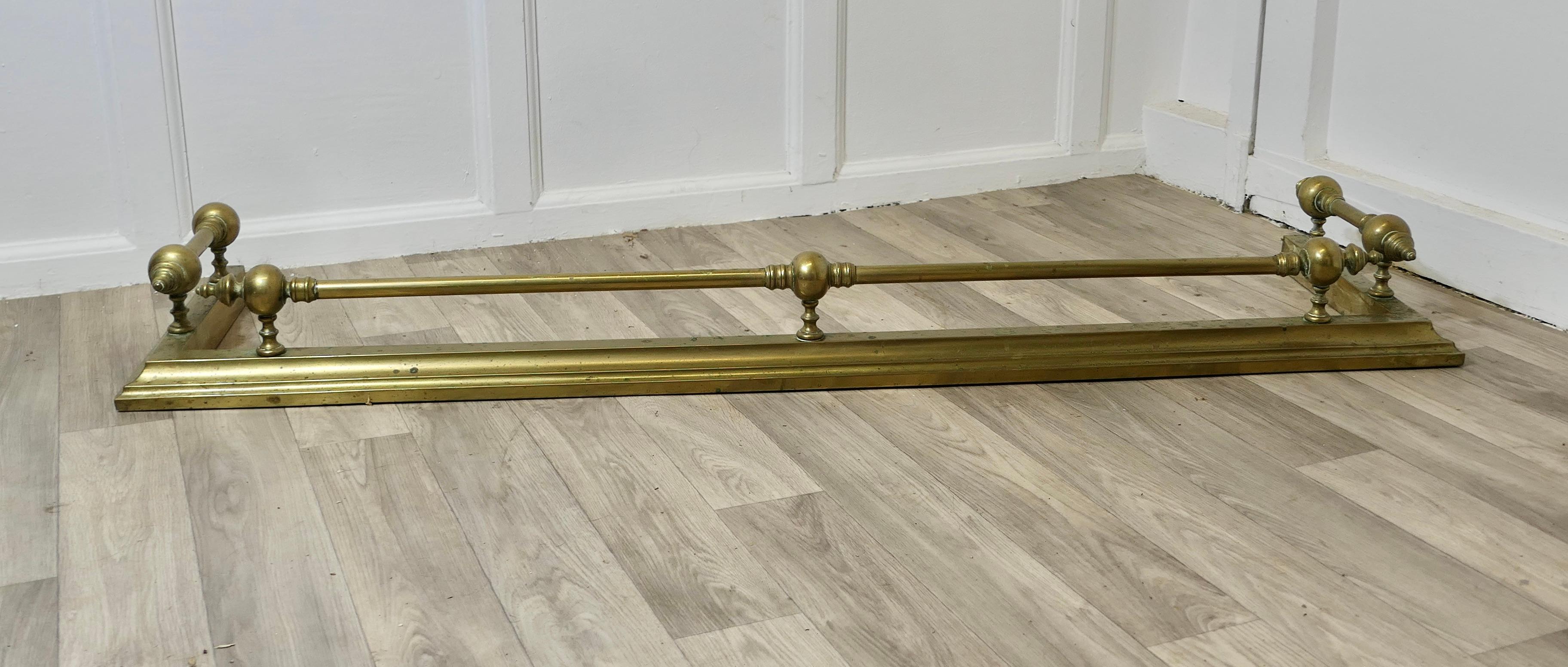 Magnifique grand déflecteur victorien en laiton 

Il possède une base en laiton de forme simple et le rail au-dessus est soutenu par de gros boutons en laiton.
Le Fender est en bon état. Il mesure 5