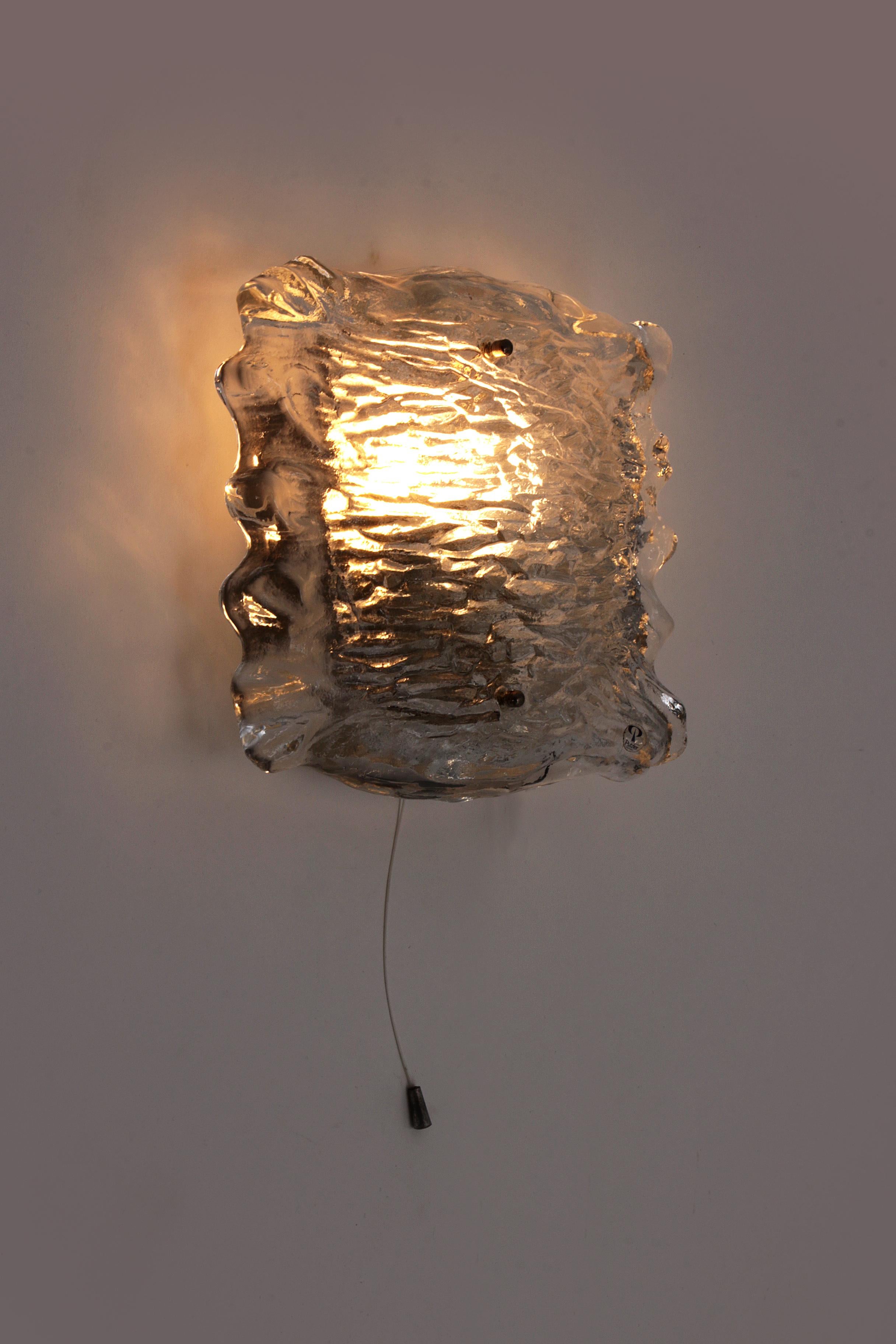 Beautiful large wall lamp Peil & Putzler ice glass, 1960 Germany In Good Condition For Sale In Oostrum-Venray, NL