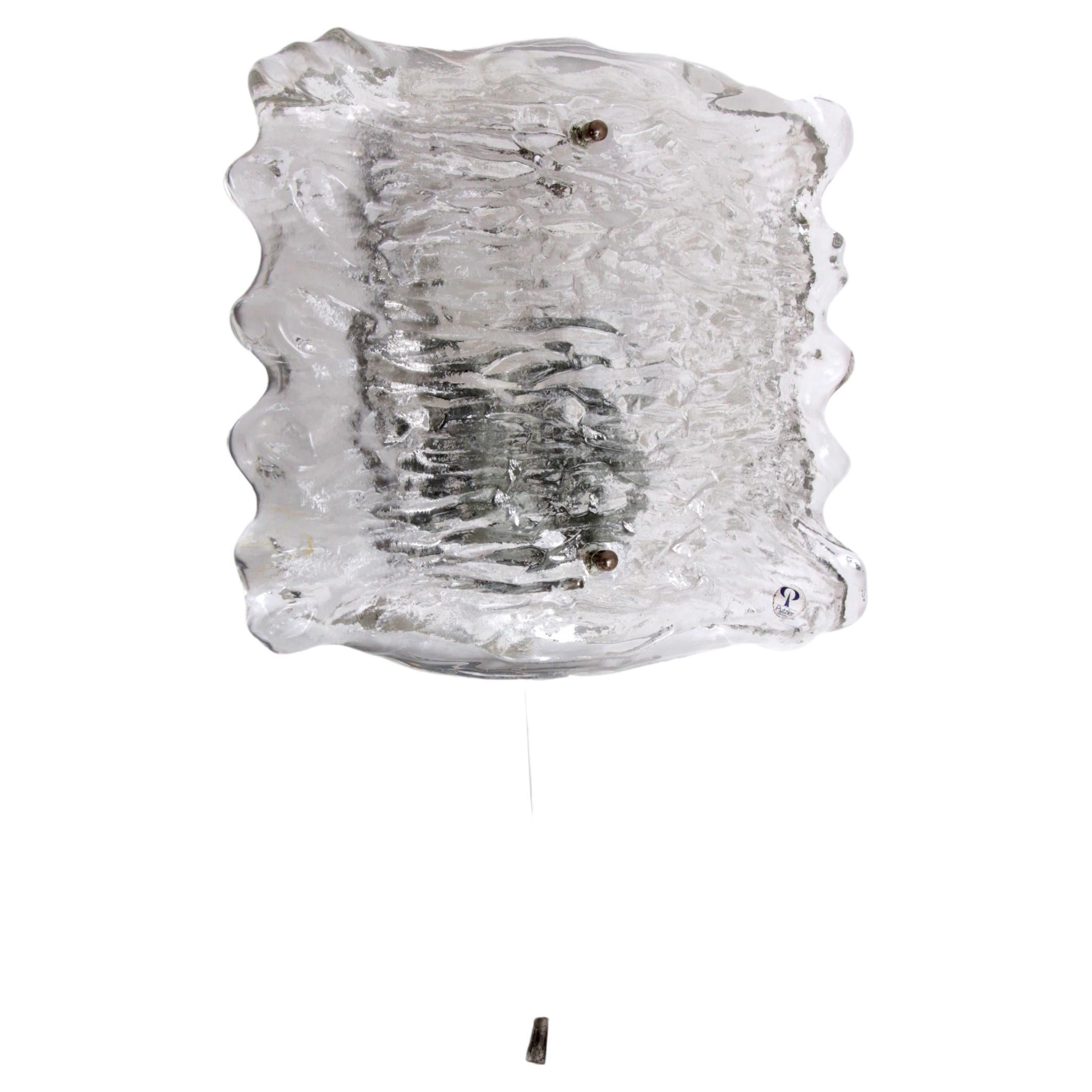 Bellissima lampada da parete di grandi dimensioni Peil & Putzler in vetro ghiaccio, 1960 Germania in vendita