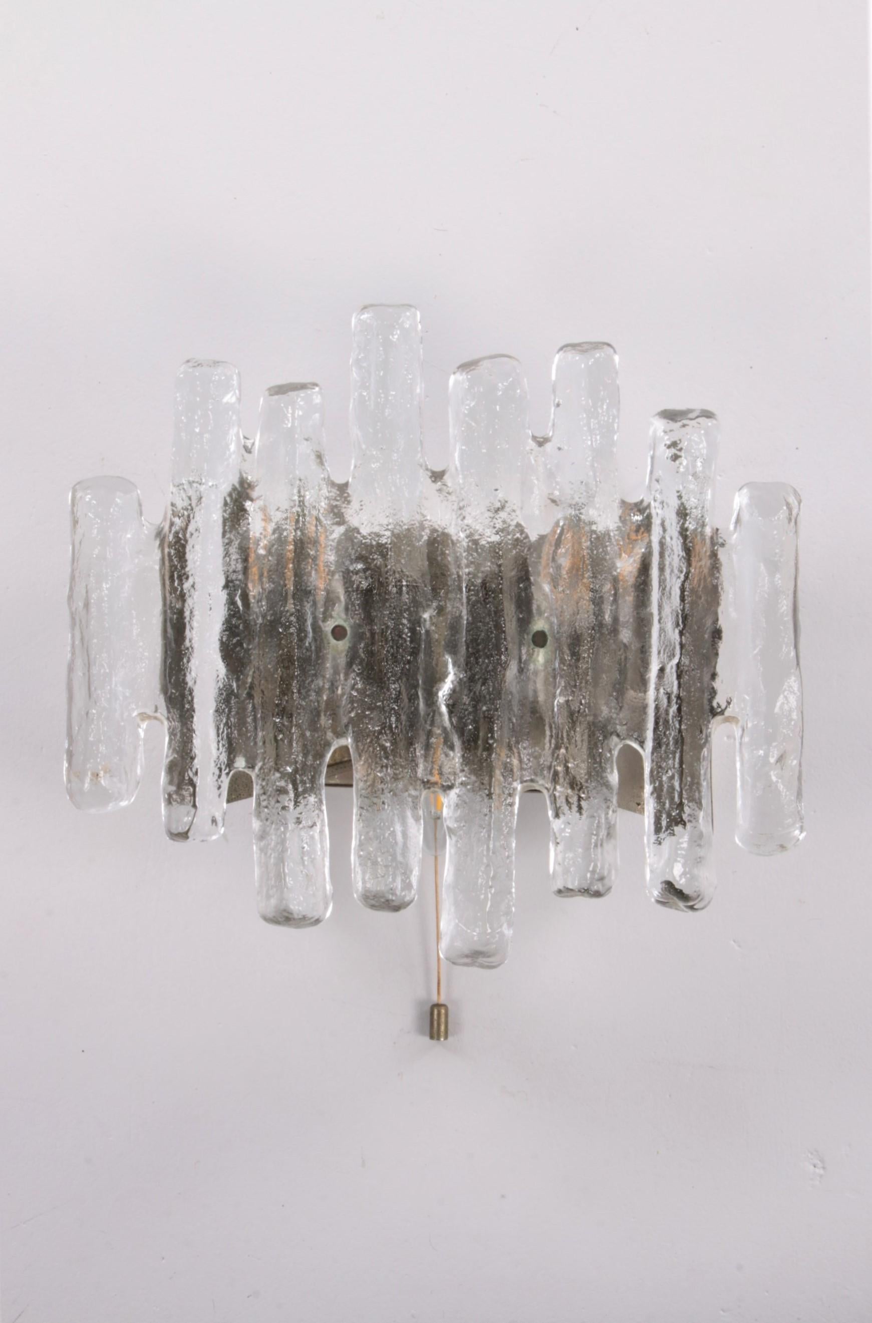 Precioso aplique grande con cristal de hielo fabricado por J.T. Kalmar, década de 1960 Moderno de mediados de siglo en venta