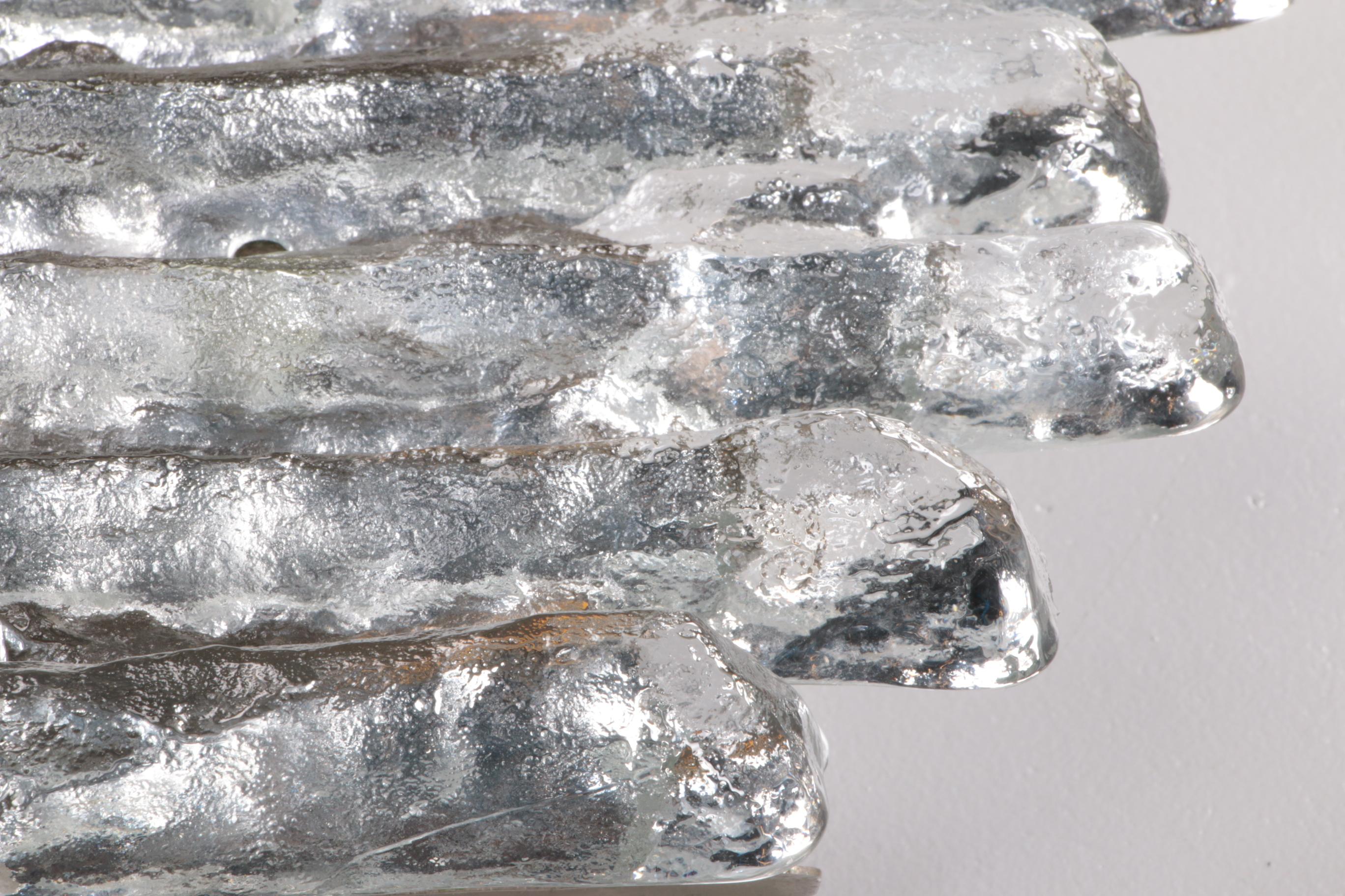 Precioso aplique grande con cristal de hielo fabricado por J.T. Kalmar, década de 1960 Vidrio soplado en venta