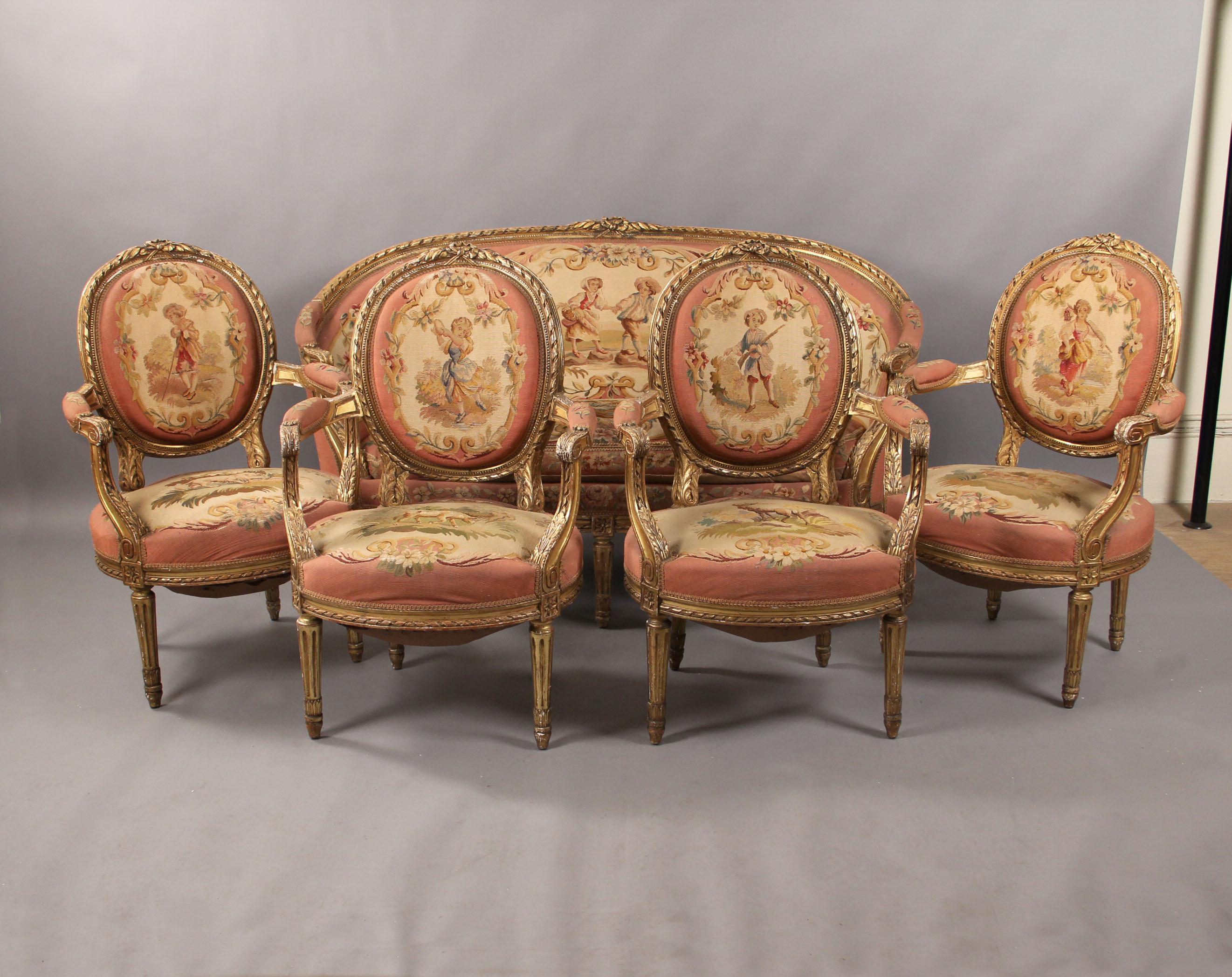 Magnifique ensemble de salon à tapisserie d'Aubusson en bois doré sculpté de la fin du XIXe siècle, style Louis XVI, 5 pièces


Comprend un canapé et quatre fauteuils.

Chacun d'eux présente un dossier ovale rembourré se prolongeant par des