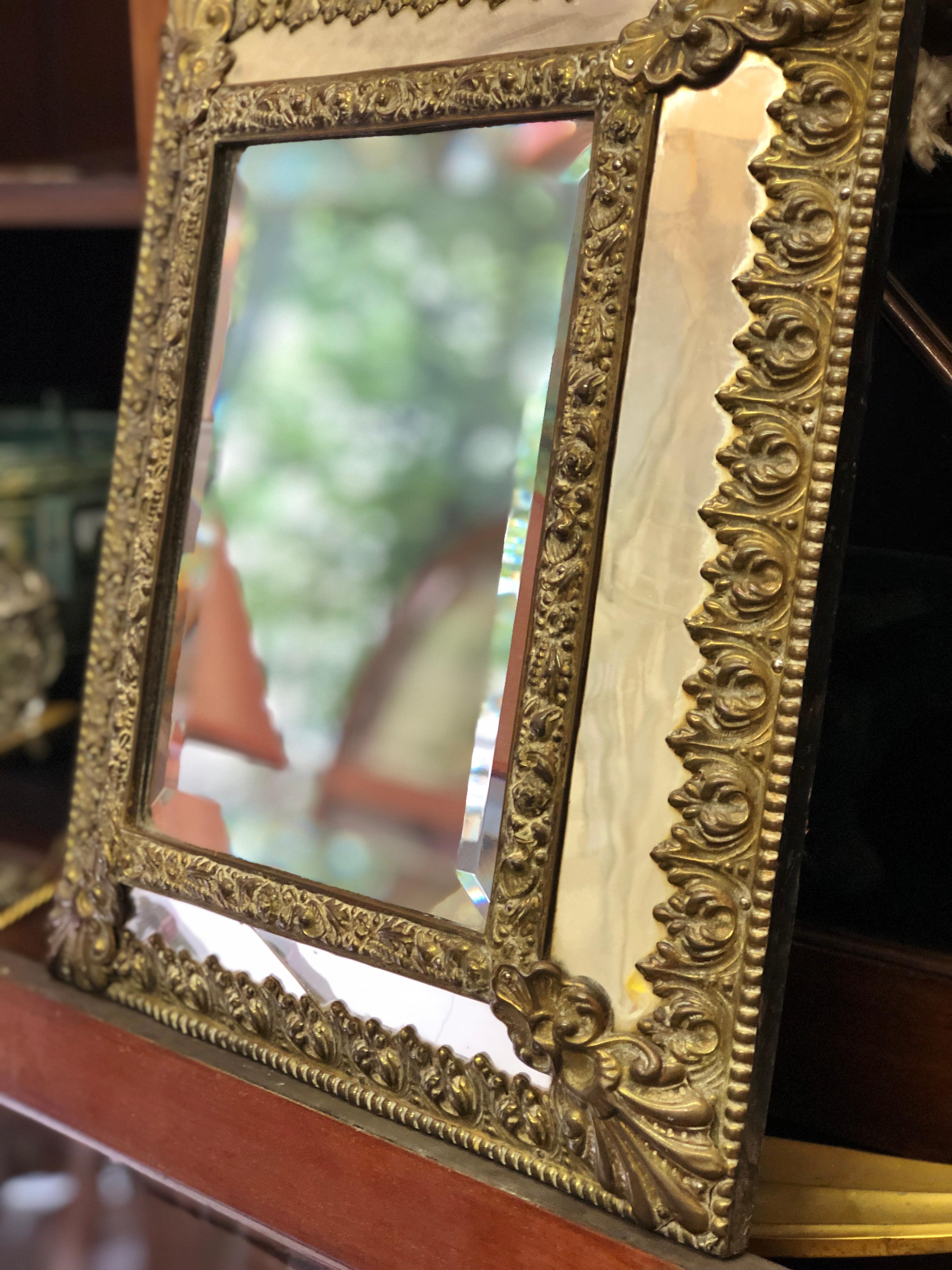 Ce magnifique miroir est fabriqué en laiton repoussé argenté foncé avec toutes les pièces d'origine. Daté de la fin du 19e siècle, en bon état. Il n'y a qu'un petit morceau de verre cassé dans la partie inférieure comme vous pouvez le voir sur les