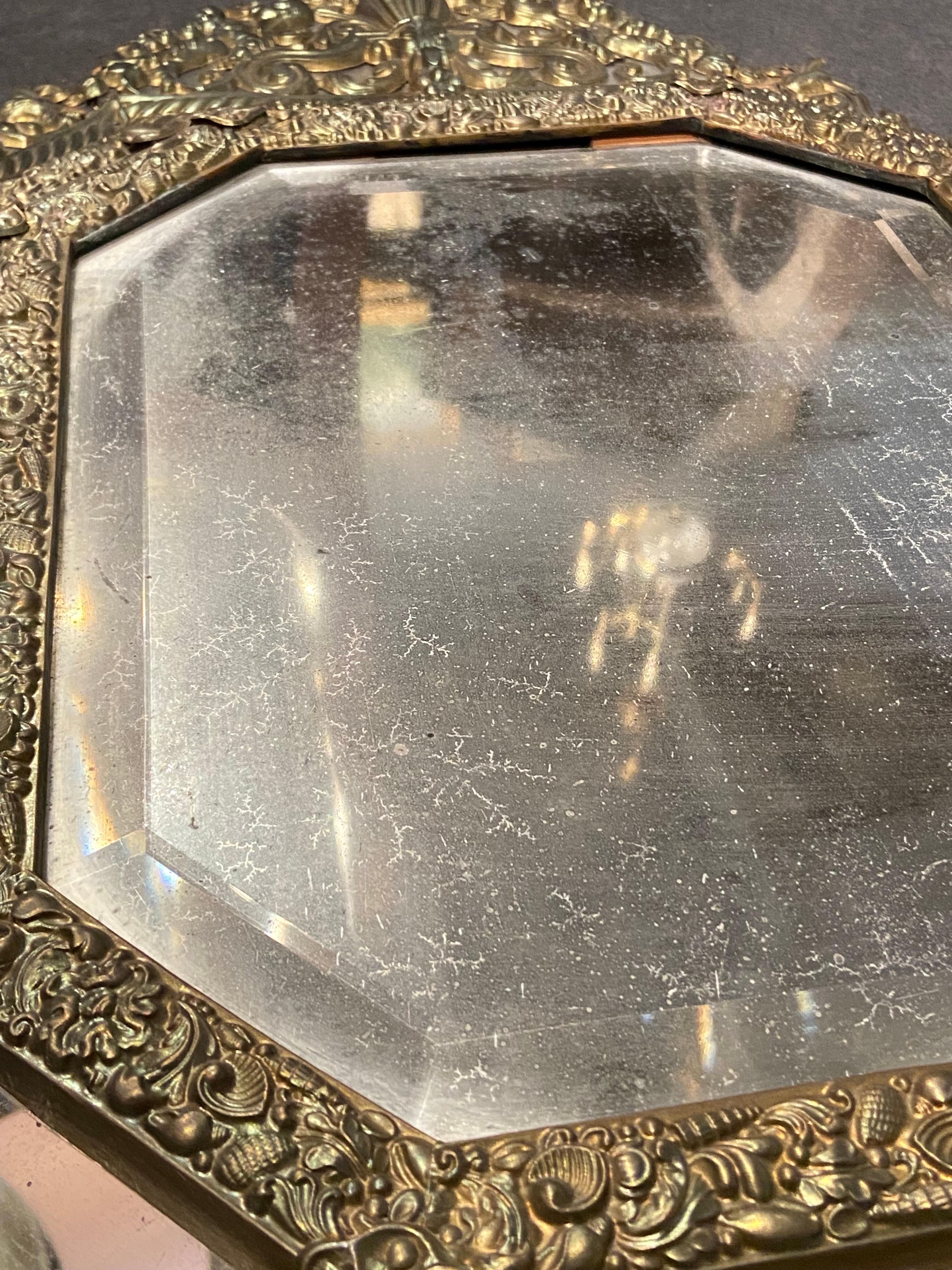Sculpté à la main Magnifique miroir français de la fin du XIXe siècle, richement décoré et sculpté à la main en laiton en vente