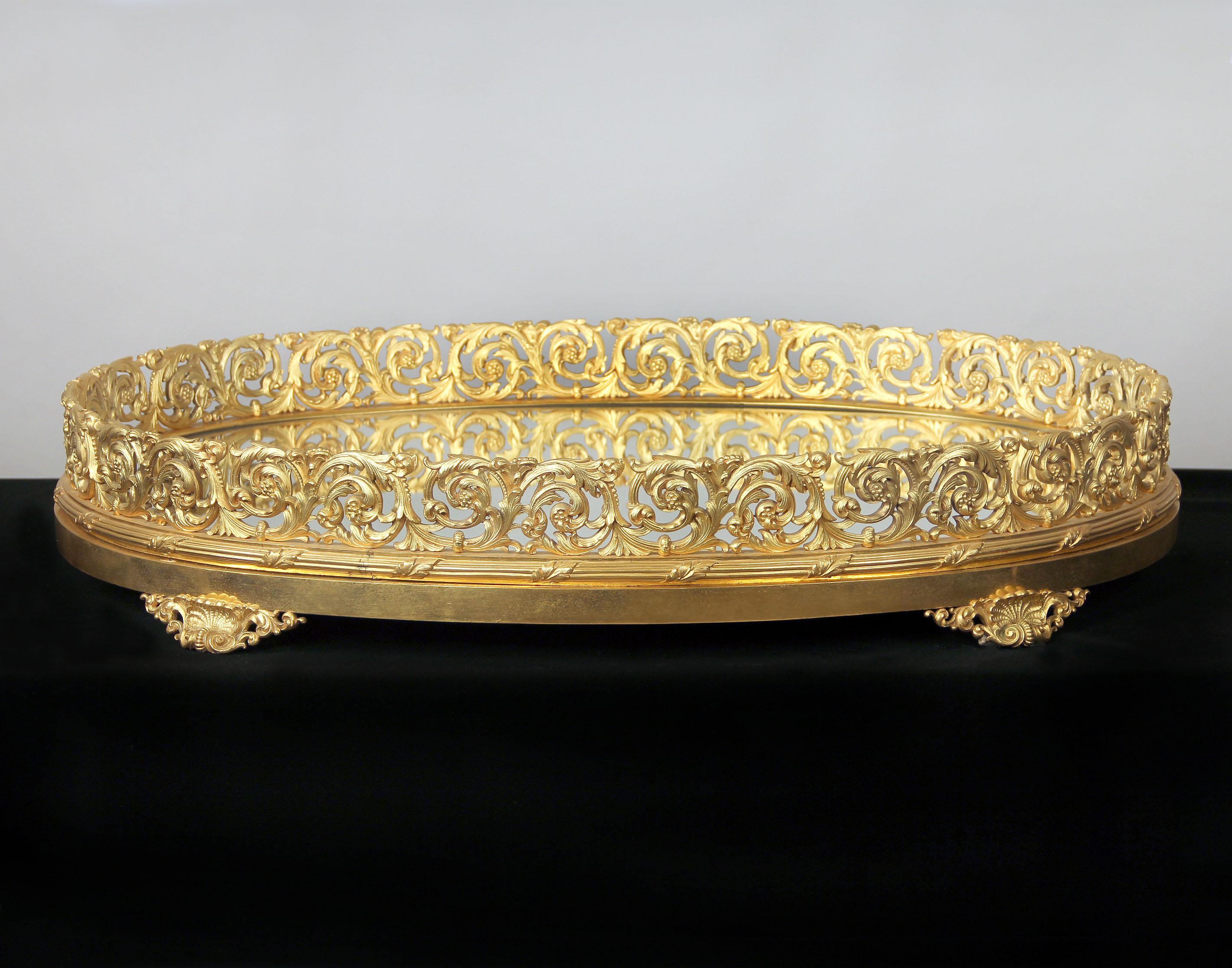 Preciosa meseta de bronce dorado y espejo de finales del siglo XIX Dorado en venta