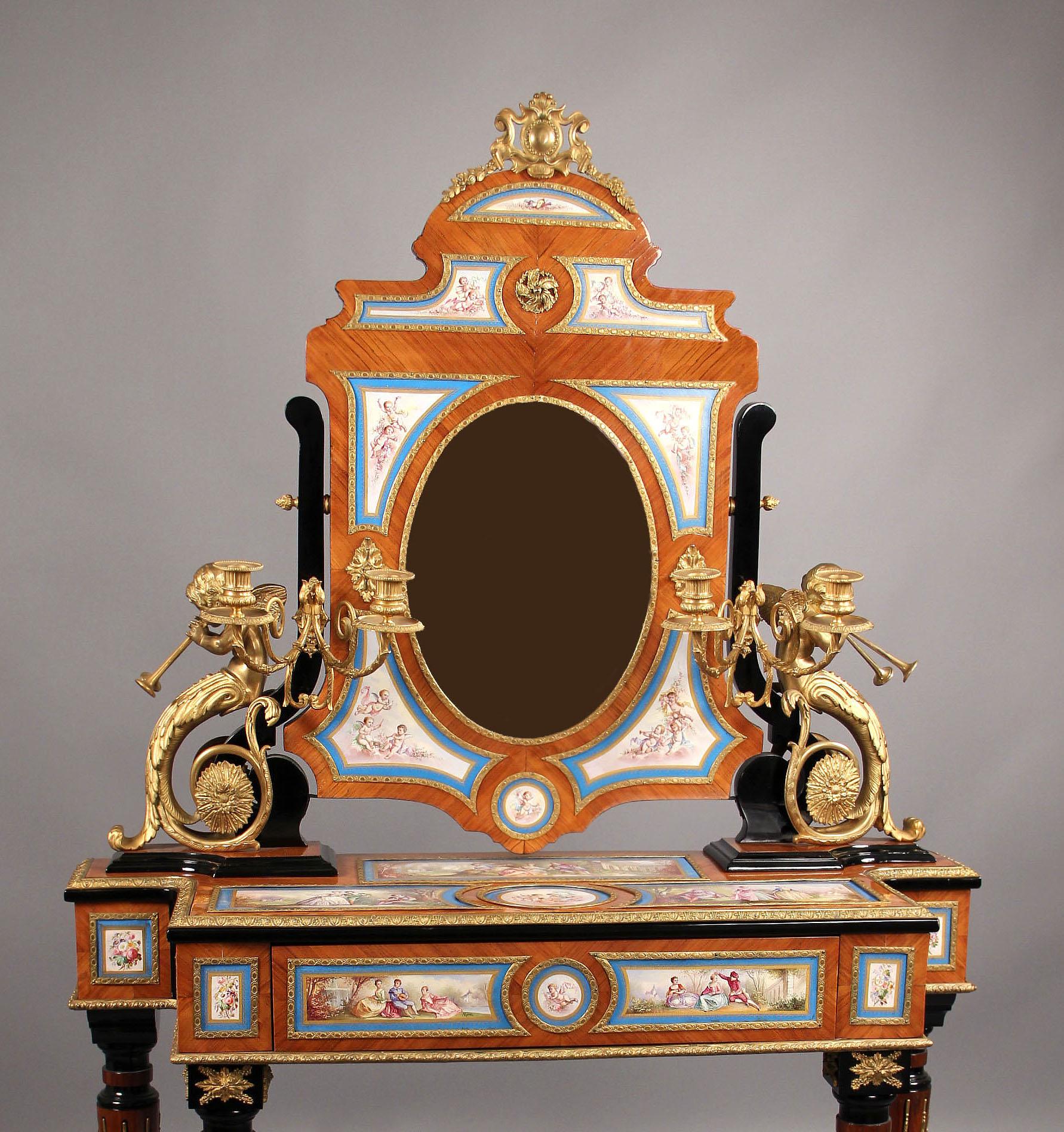 Belle Époque Bellissimo tavolino da toilette in bronzo dorato e stile Sevres della fine del XIX secolo in vendita