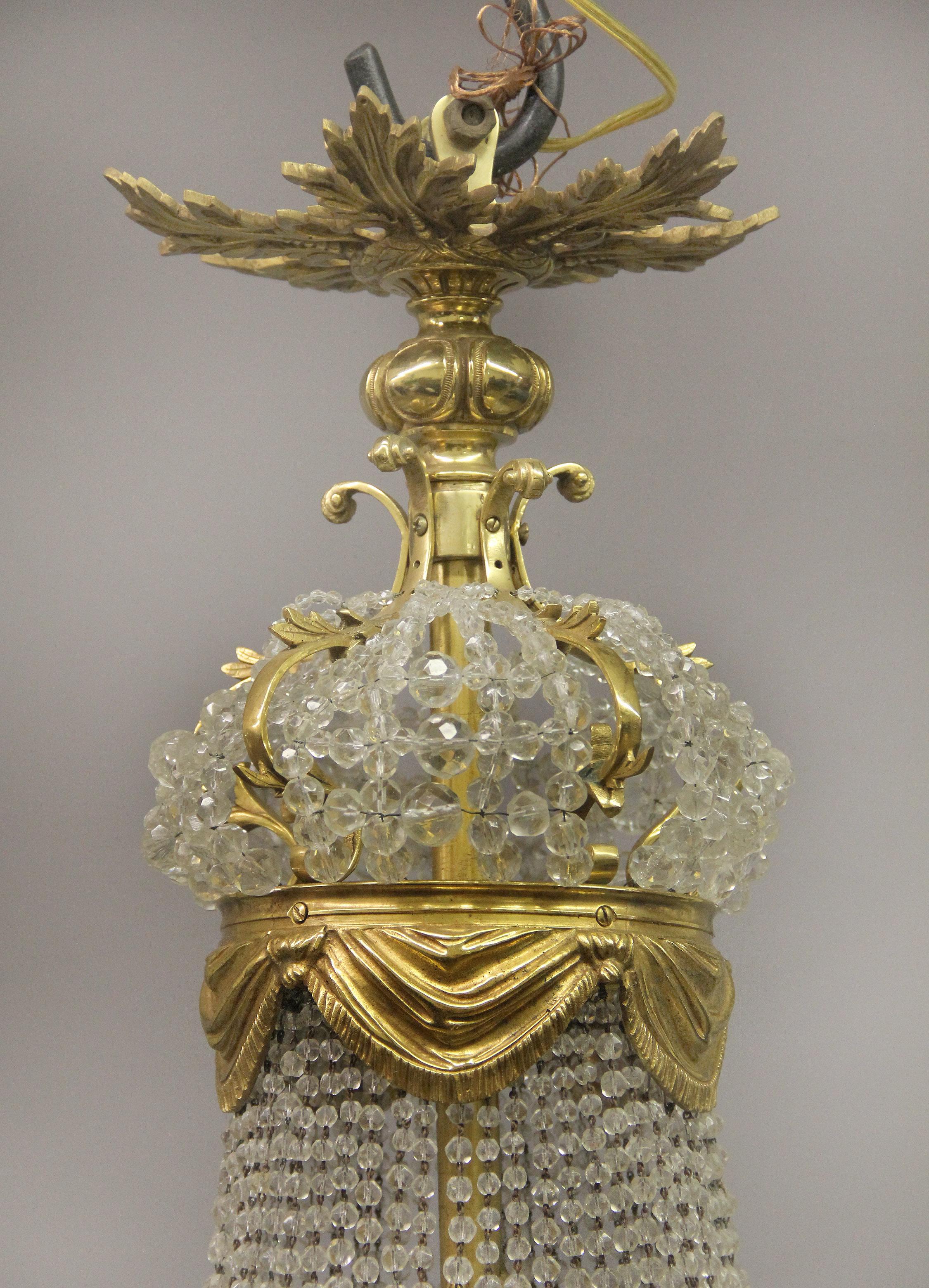 Schöner vierzehnflammiger Kronleuchter aus vergoldeter Bronze mit Perlen aus dem späten 19. Jahrhundert (Belle Époque) im Angebot