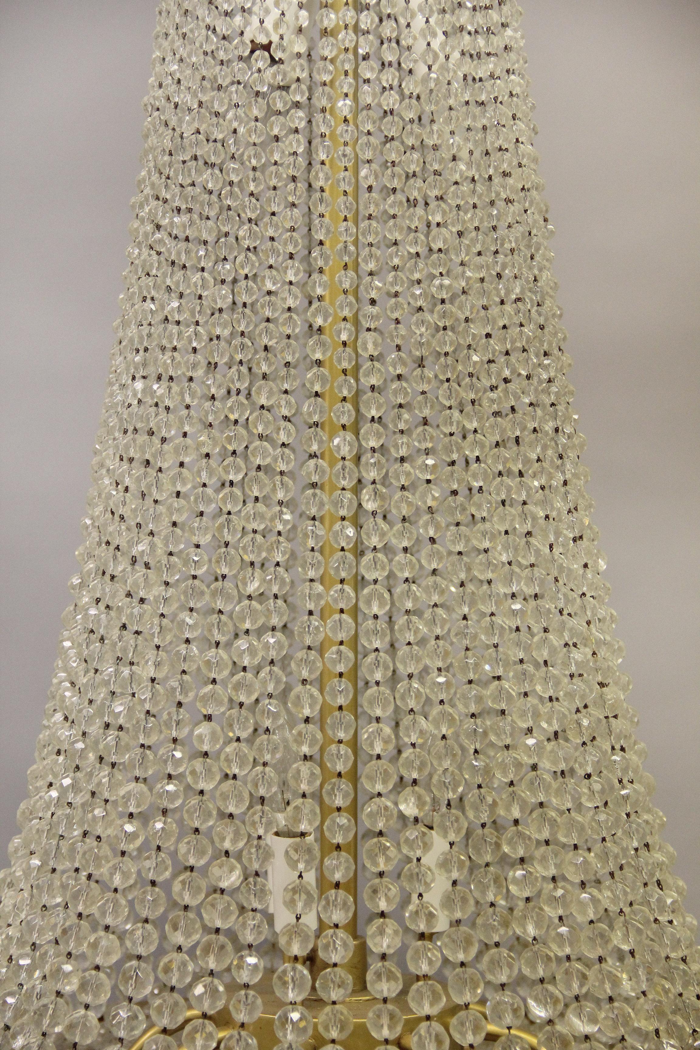 Français Magnifique lustre à quatorze lumières en cristal perlé de bronze doré de la fin du XIXe siècle en vente