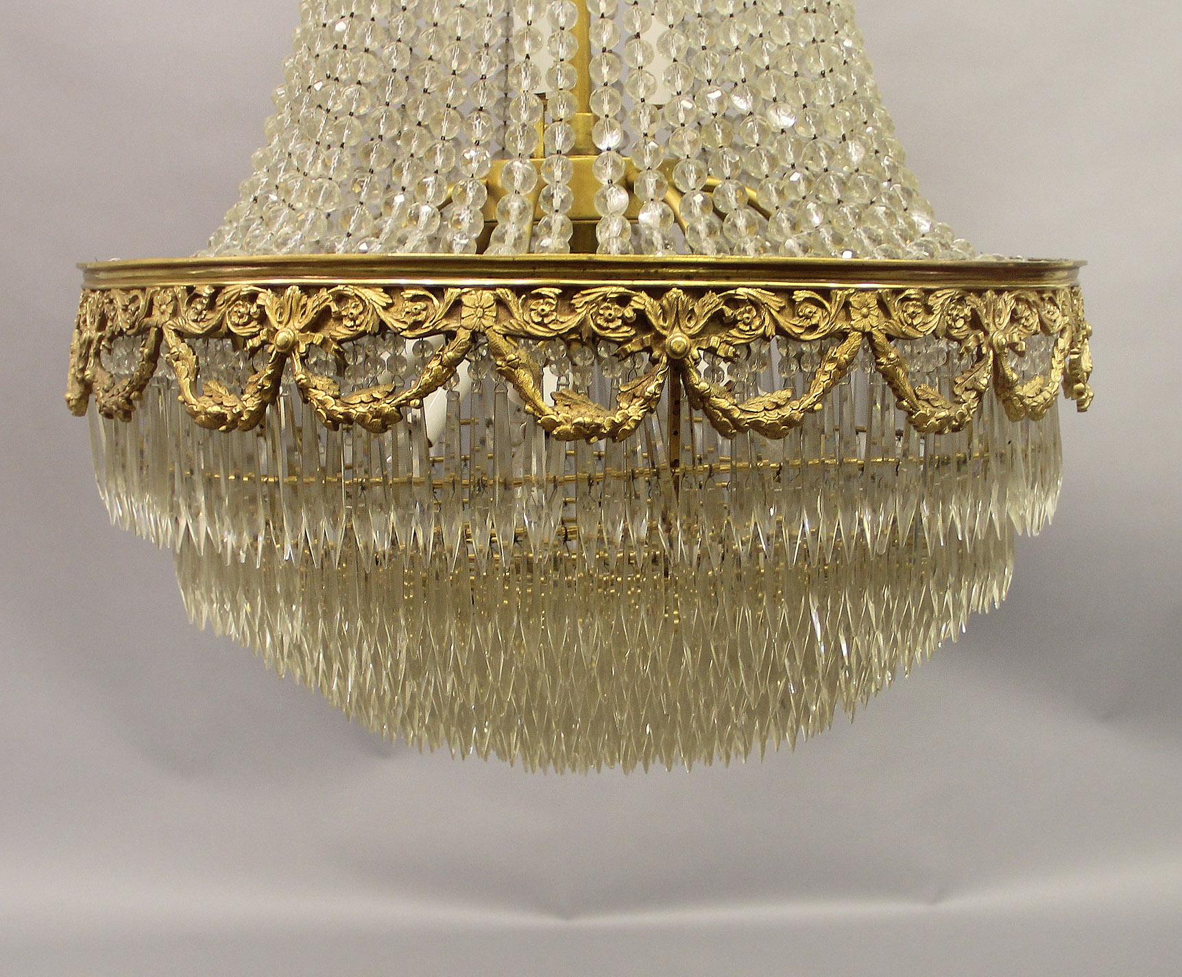 Doré Magnifique lustre à quatorze lumières en cristal perlé de bronze doré de la fin du XIXe siècle en vente