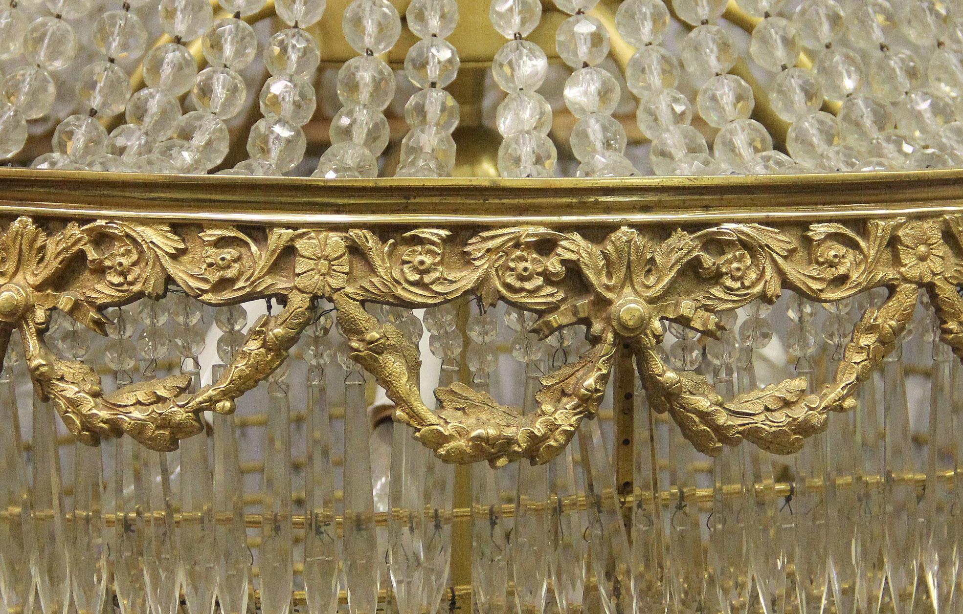 Magnifique lustre à quatorze lumières en cristal perlé de bronze doré de la fin du XIXe siècle Bon état - En vente à Long Island City, NY