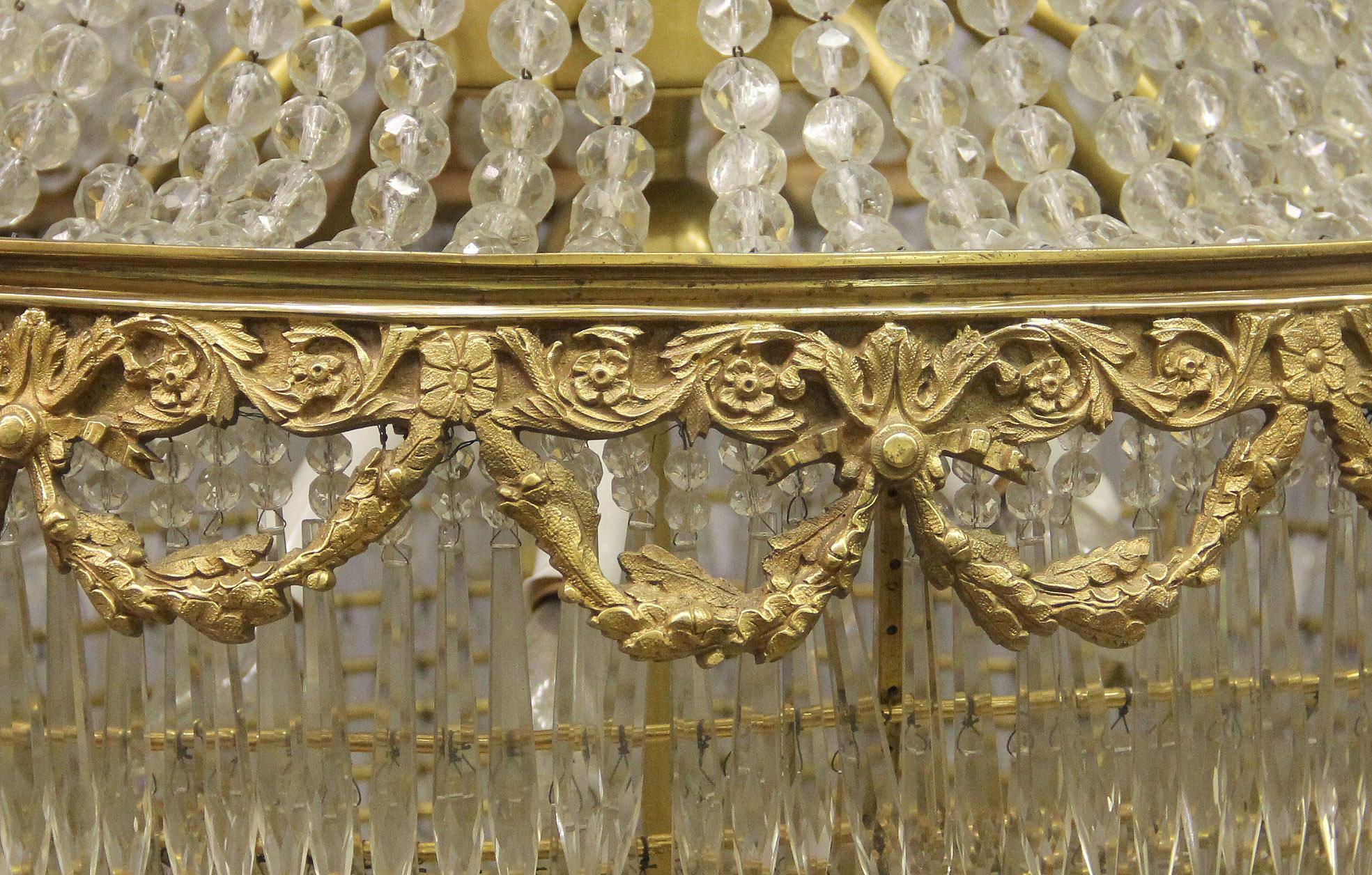 Beautiful Late 19th Century Gilt Bronze Beaded Fourteen Light Crystal Chandelier For Sale 1