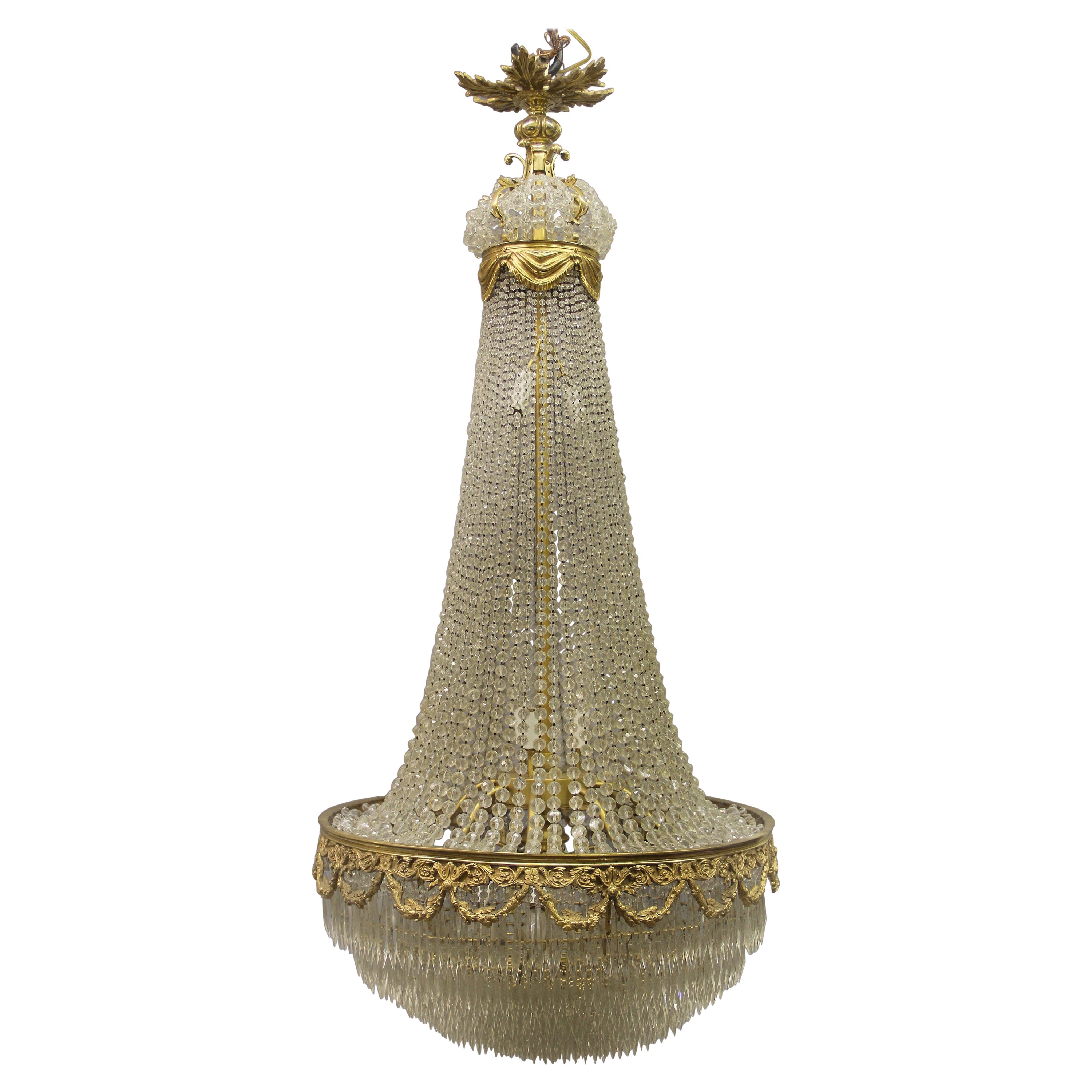 Preciosa araña de cristal de catorce luces con cuentas de bronce dorado de finales del siglo XIX en venta