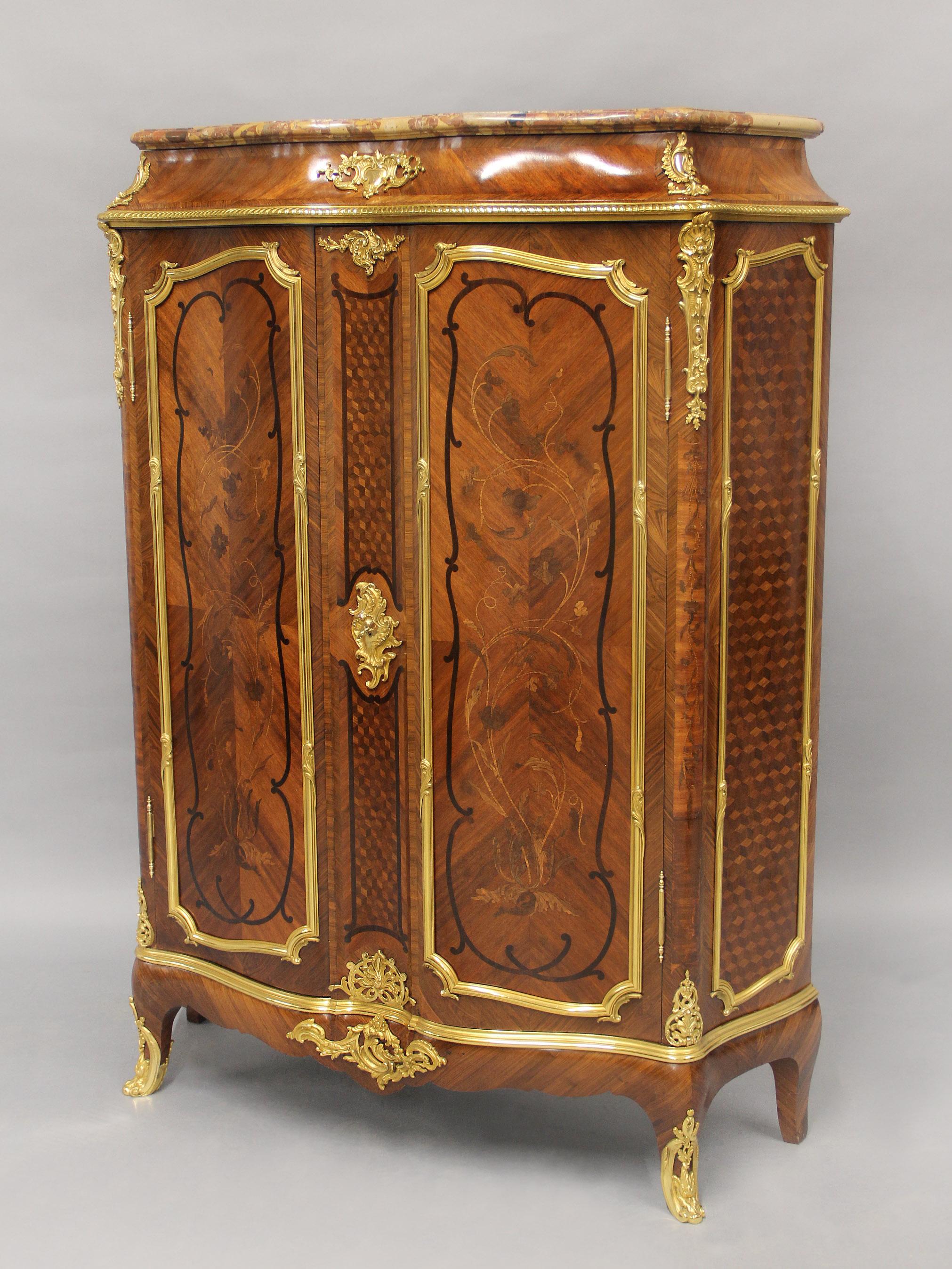 Precioso armario de marquetería de estilo transicional de Durand, montado en bronce dorado, de finales del siglo XIX

Gervais-Maximilien-Eugene Durand

La encimera de mármol Brèche d' Alep sobre dos largas puertas con incrustaciones florales que se