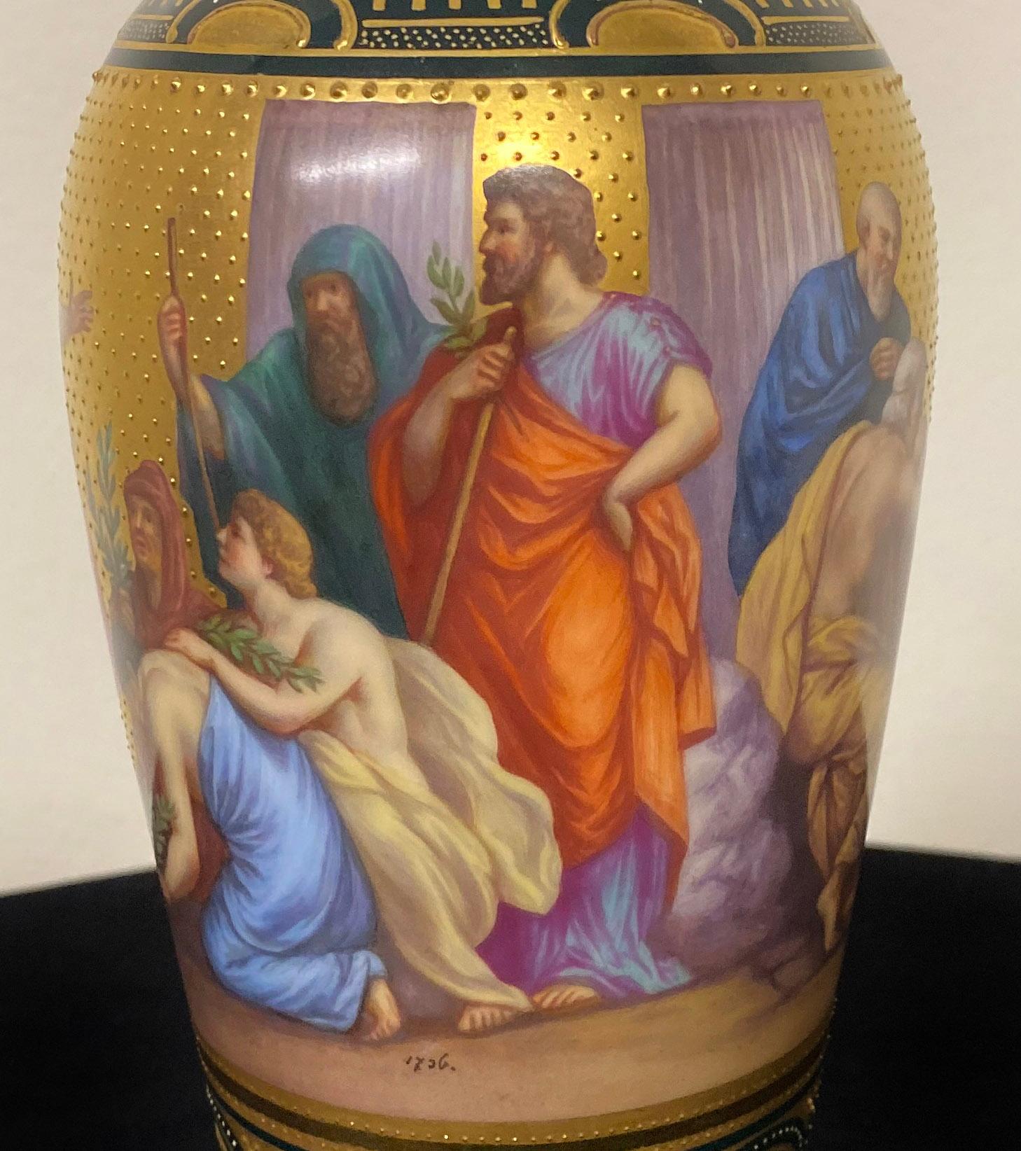 Magnifique vase et couvercle en porcelaine royale de Vienne de la fin du XIXe siècle représentant Apollon

Le vase verdâtre est peint de figures d'Apollon entourées de plusieurs de ses disciples, avec des motifs dorés en relief sur le haut et le