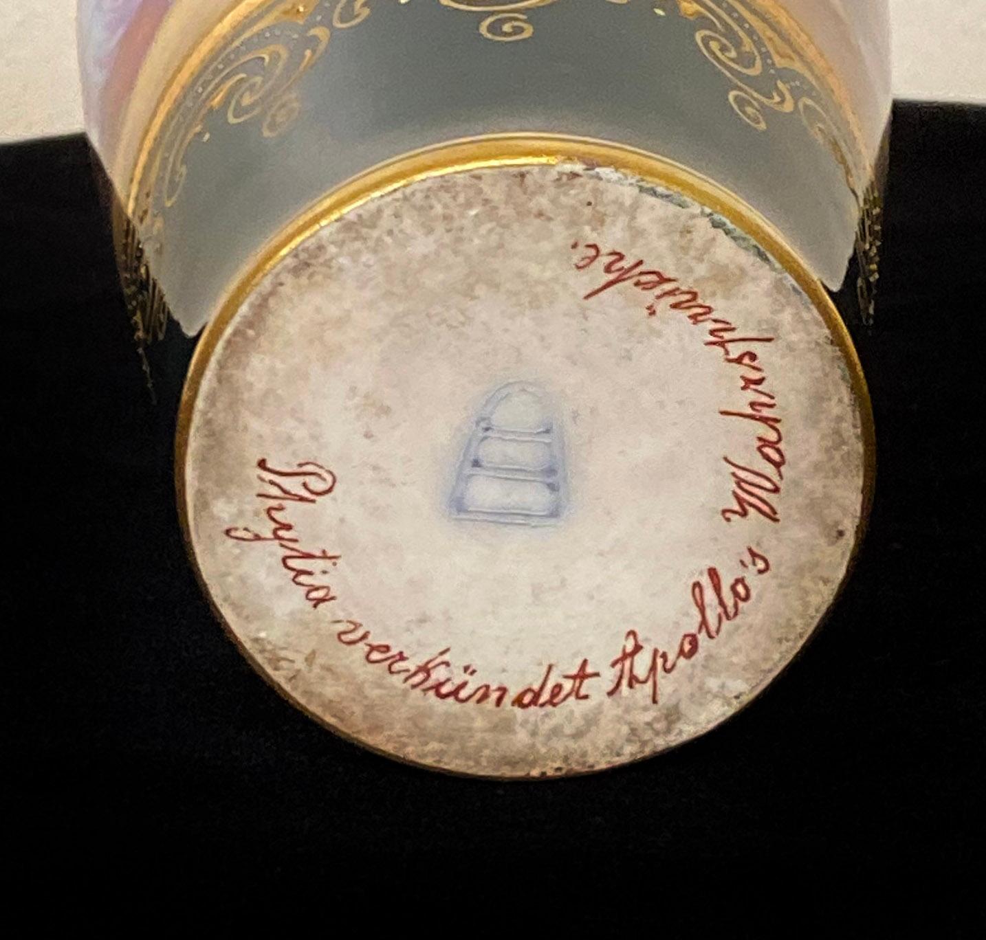 Peint à la main Magnifique vase en porcelaine royale de Vienne de la fin du 19ème siècle représentant Apollon en vente