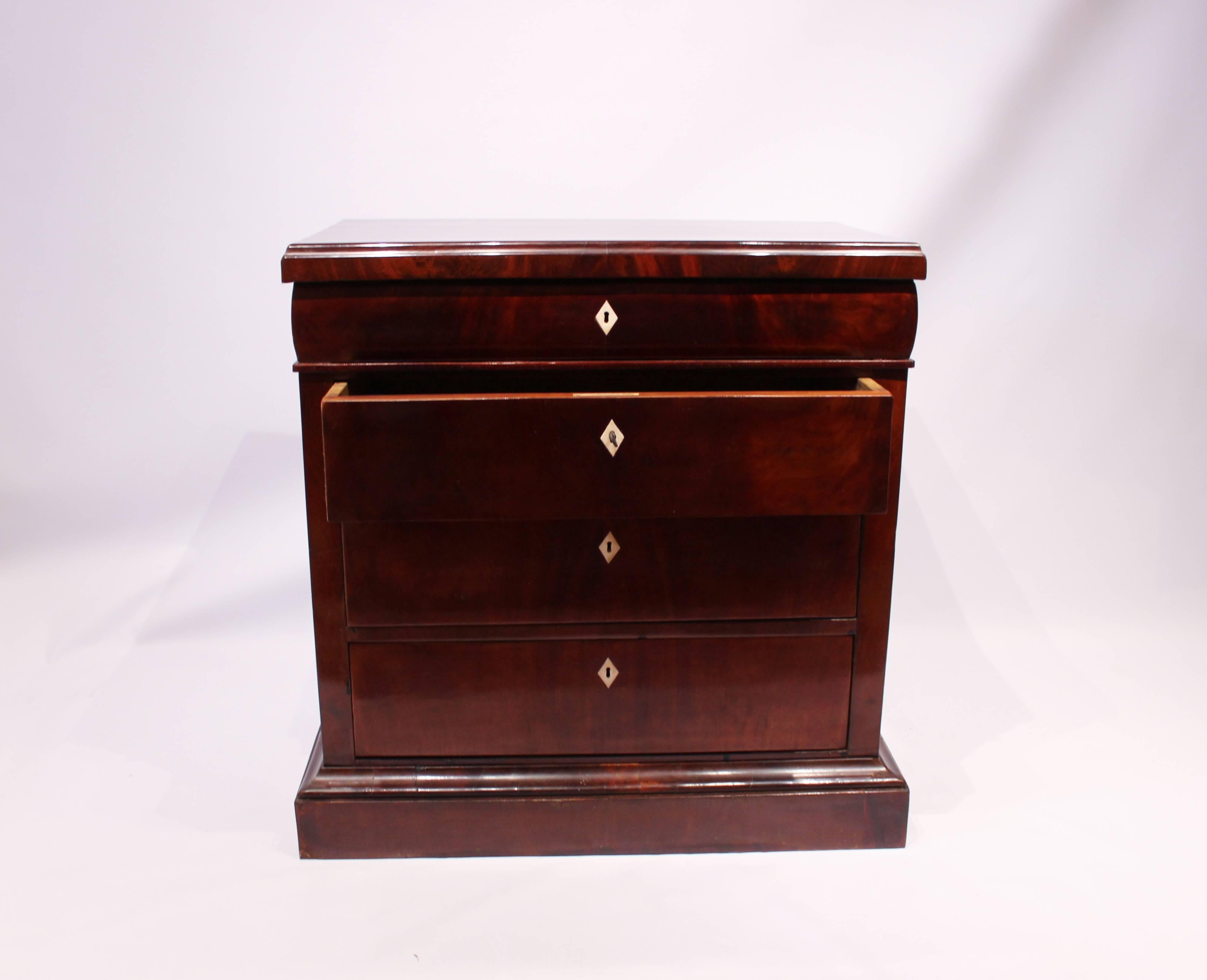 Late Empire Chest of Drawers in Polished Mahogany, 1840s In Good Condition In Lejre, DK
