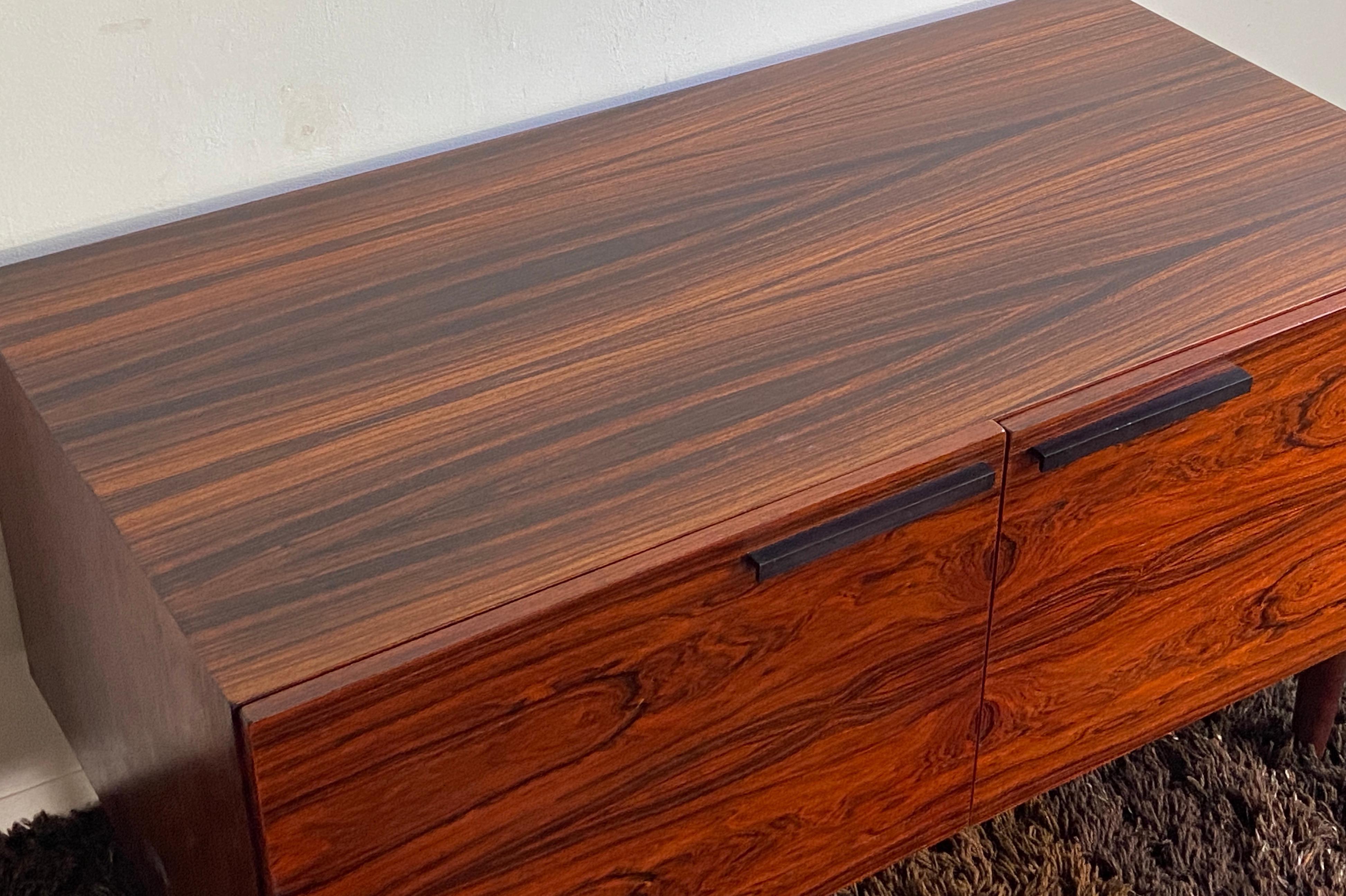 Bellissima credenza compatta in palissandro danese di metà secolo, disegnata da lb Kofod Larsen per Faarup Mobelfabrik. Sarebbe un bel mobile multimediale, i ripiani interni sono regolabili. Ottime condizioni vintage.