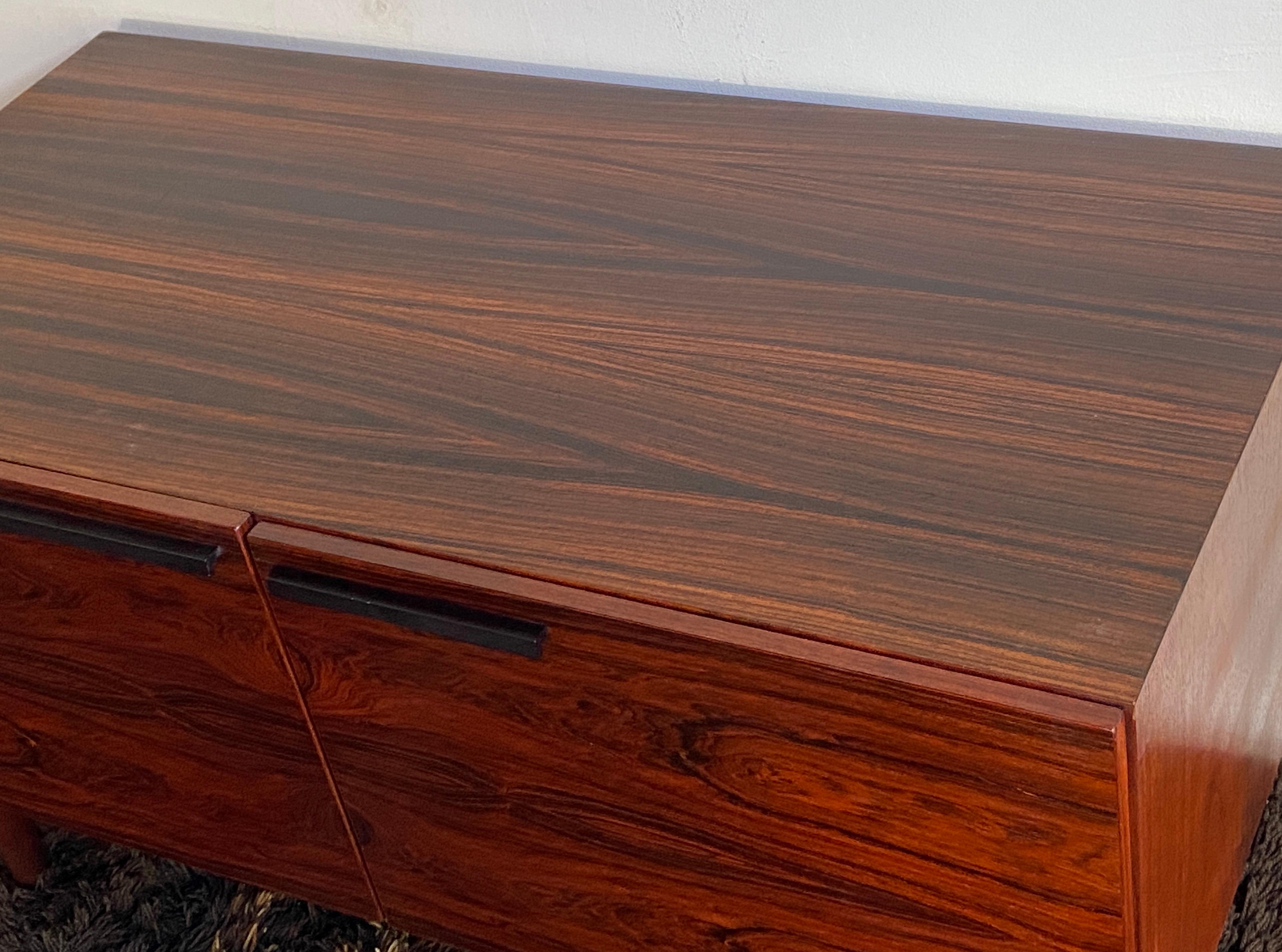 Mid-Century moderno Bellissimo mobile credenza in palissandro danese lb Kofod Larsen in vendita