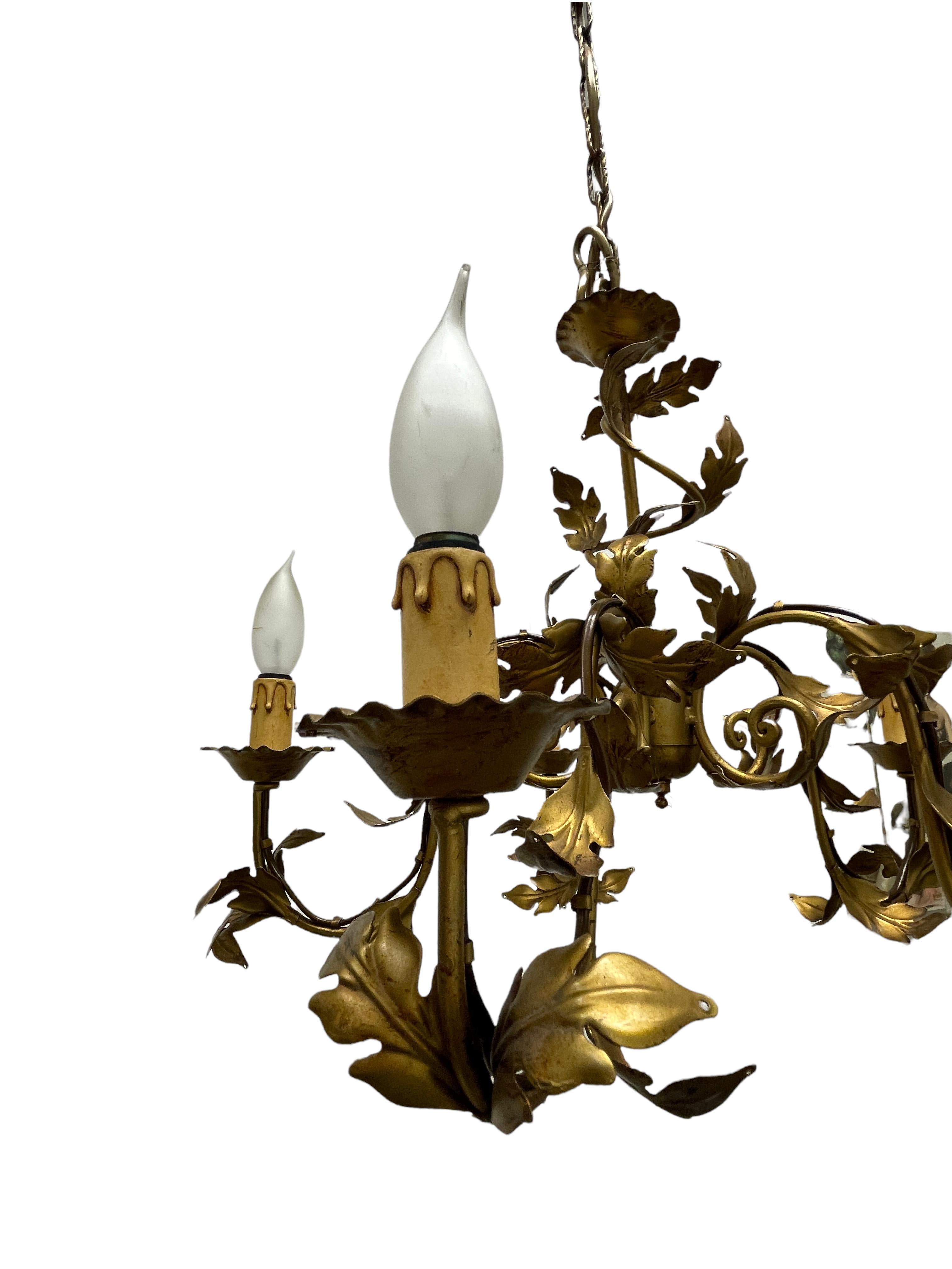 Beautiful Leaf Five-Light Tole Hollywood Regency Chandelier Gilded, Italy, 1960s In Good Condition For Sale In Nuernberg, DE