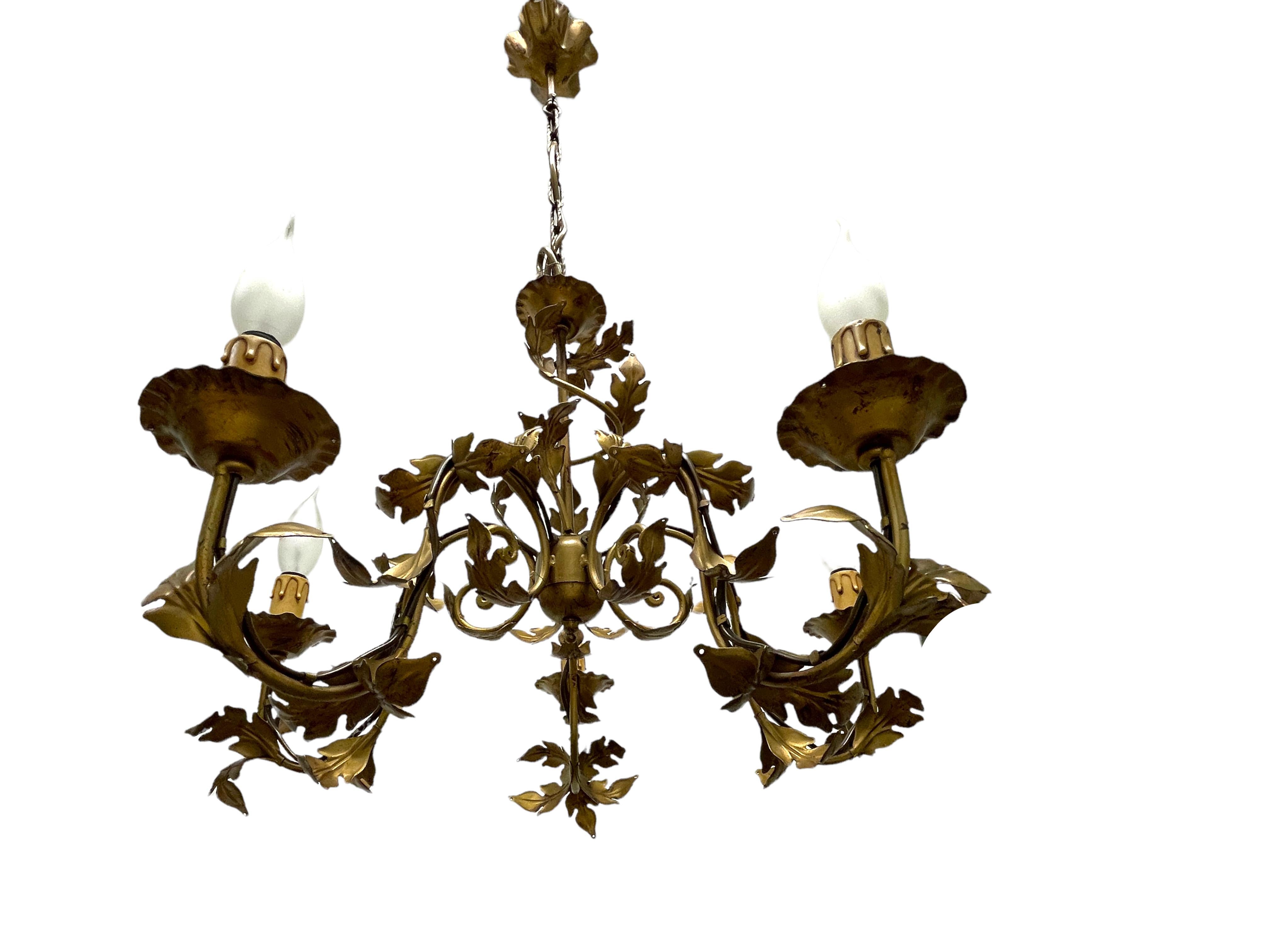 Beautiful Leaf Five-Light Tole Hollywood Regency Chandelier Gilded, Italy, 1960s For Sale 1