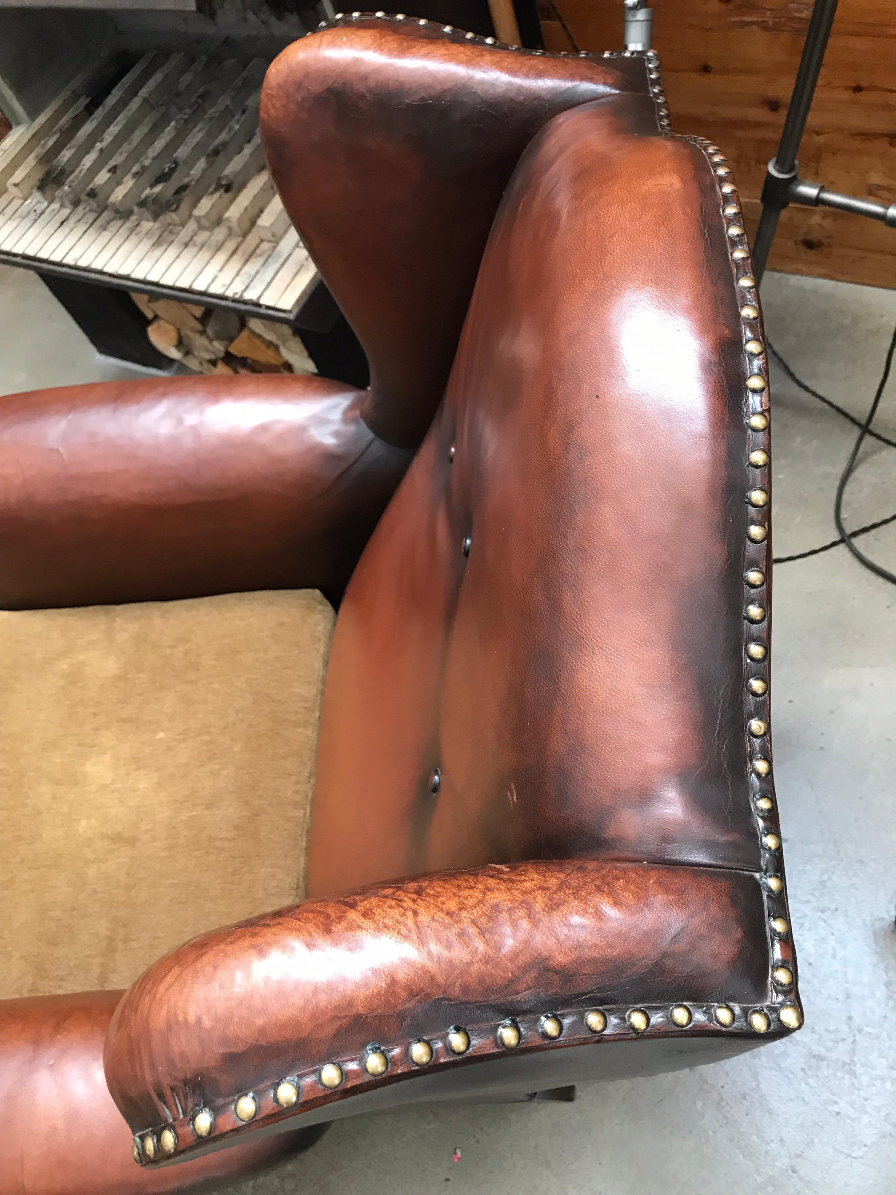 Schöner Sessel mit Nieten aus Leder und Messing aus den 1930er Jahren im Angebot 2