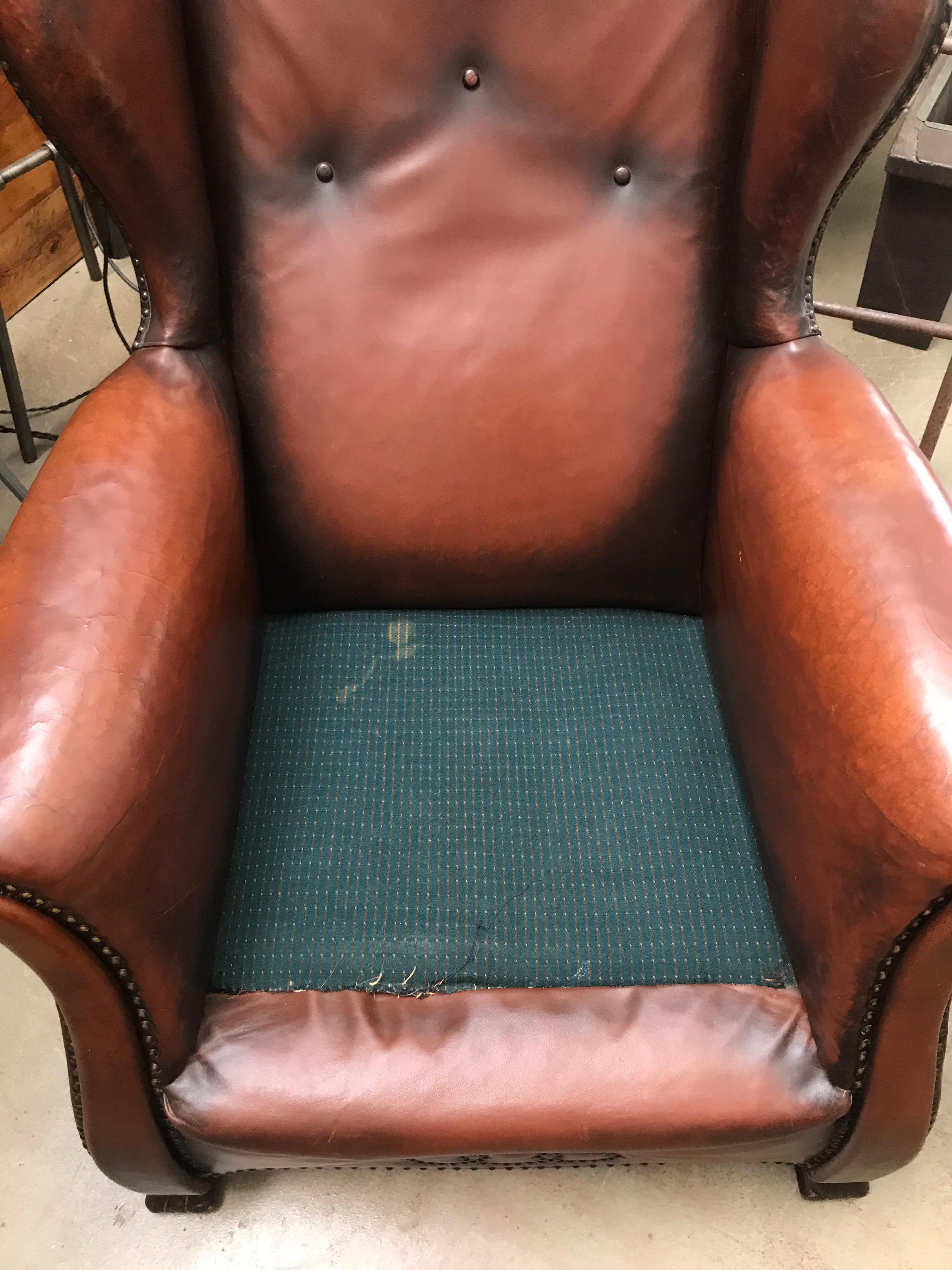 Schöner Sessel mit Nieten aus Leder und Messing aus den 1930er Jahren im Angebot 3