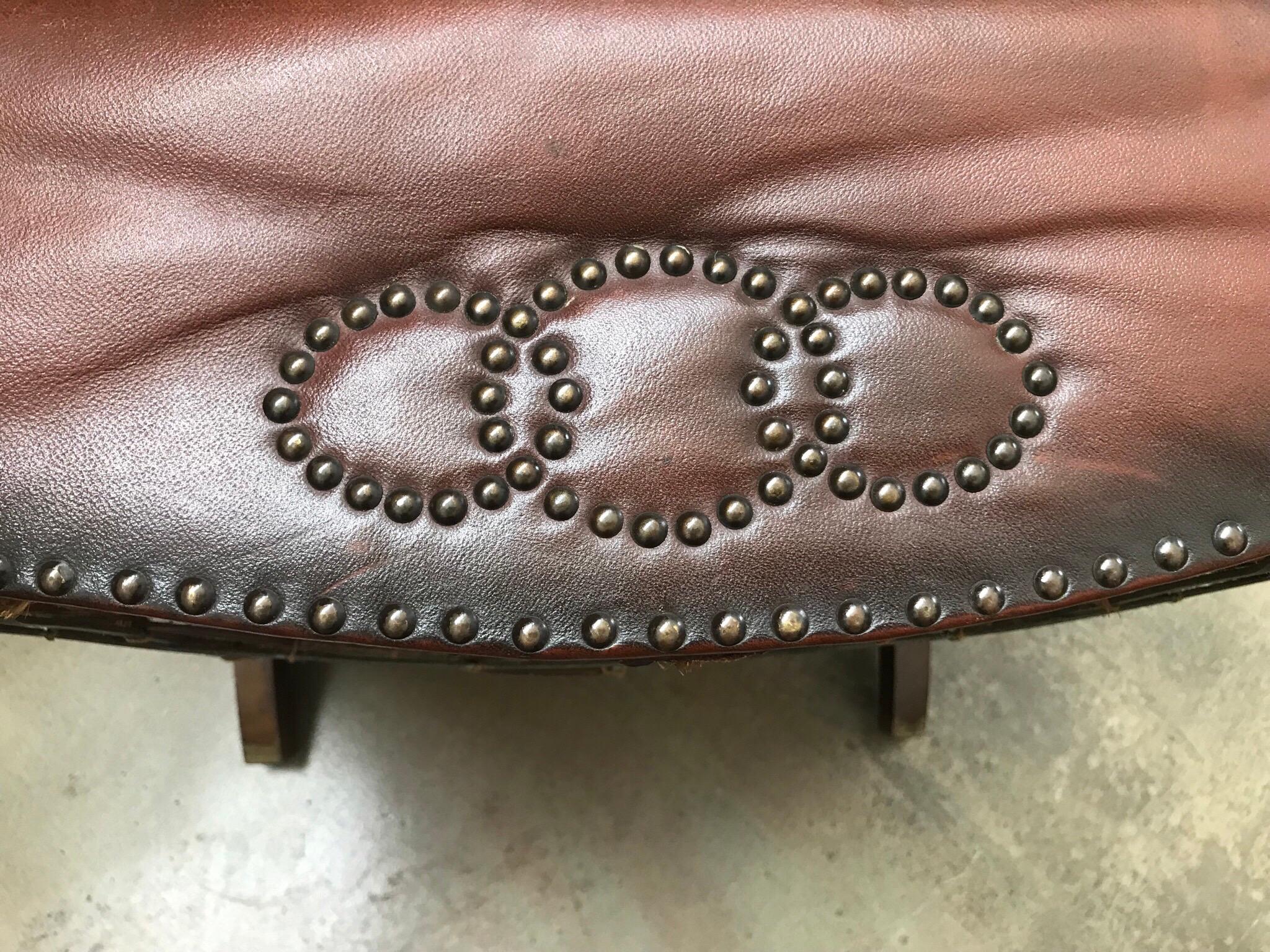 Schöner Sessel mit Nieten aus Leder und Messing aus den 1930er Jahren im Angebot 6