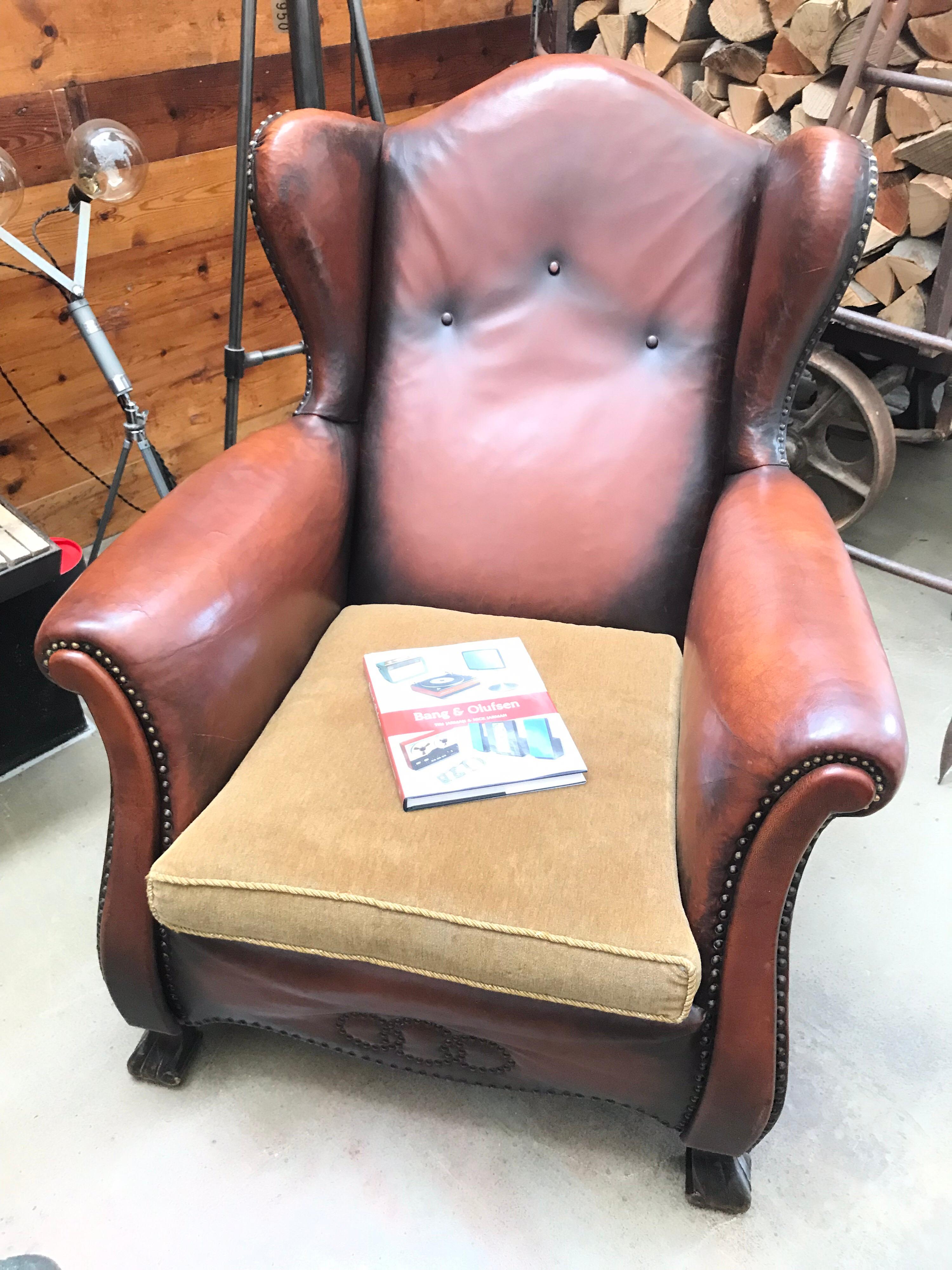 Schöner Sessel mit Nieten aus Leder und Messing aus den 1930er Jahren im Angebot 7