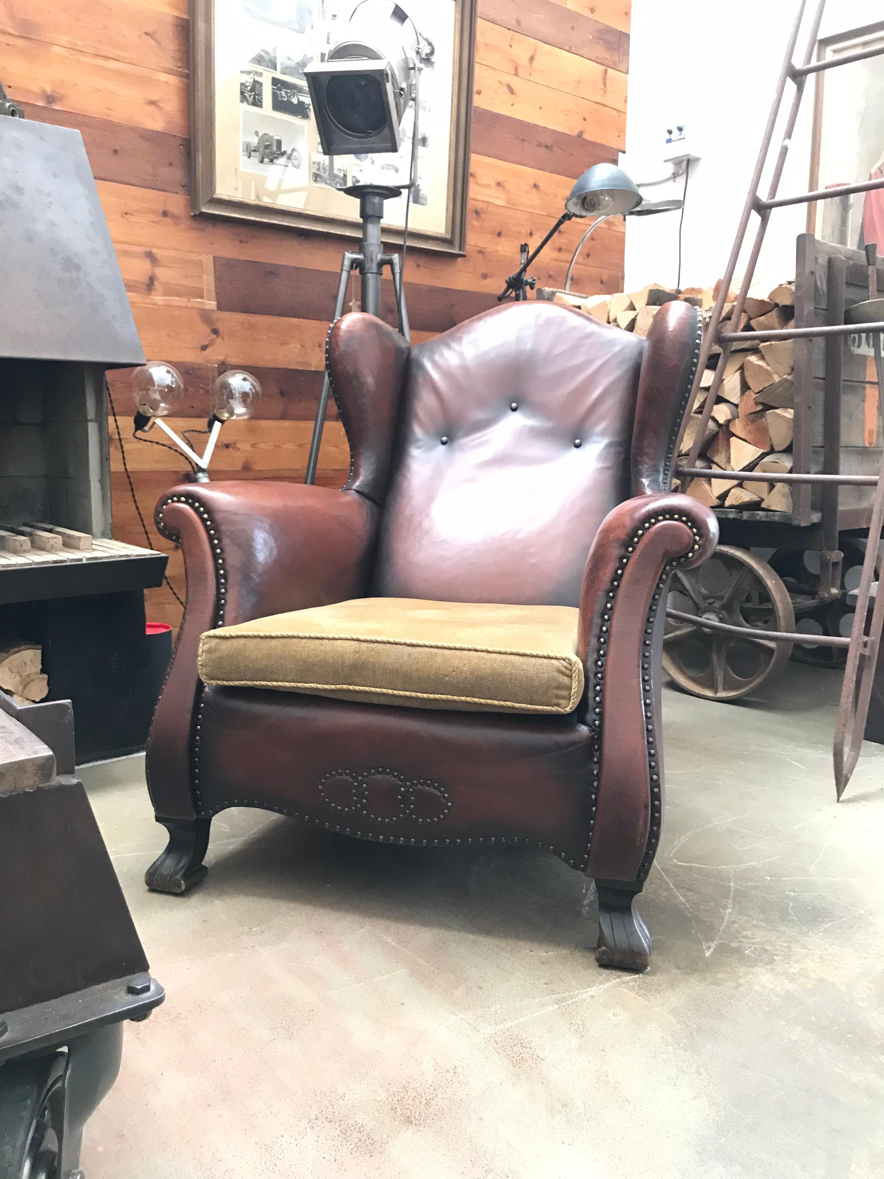 Schöner Sessel mit Nieten aus Leder und Messing aus den 1930er Jahren im Angebot 8