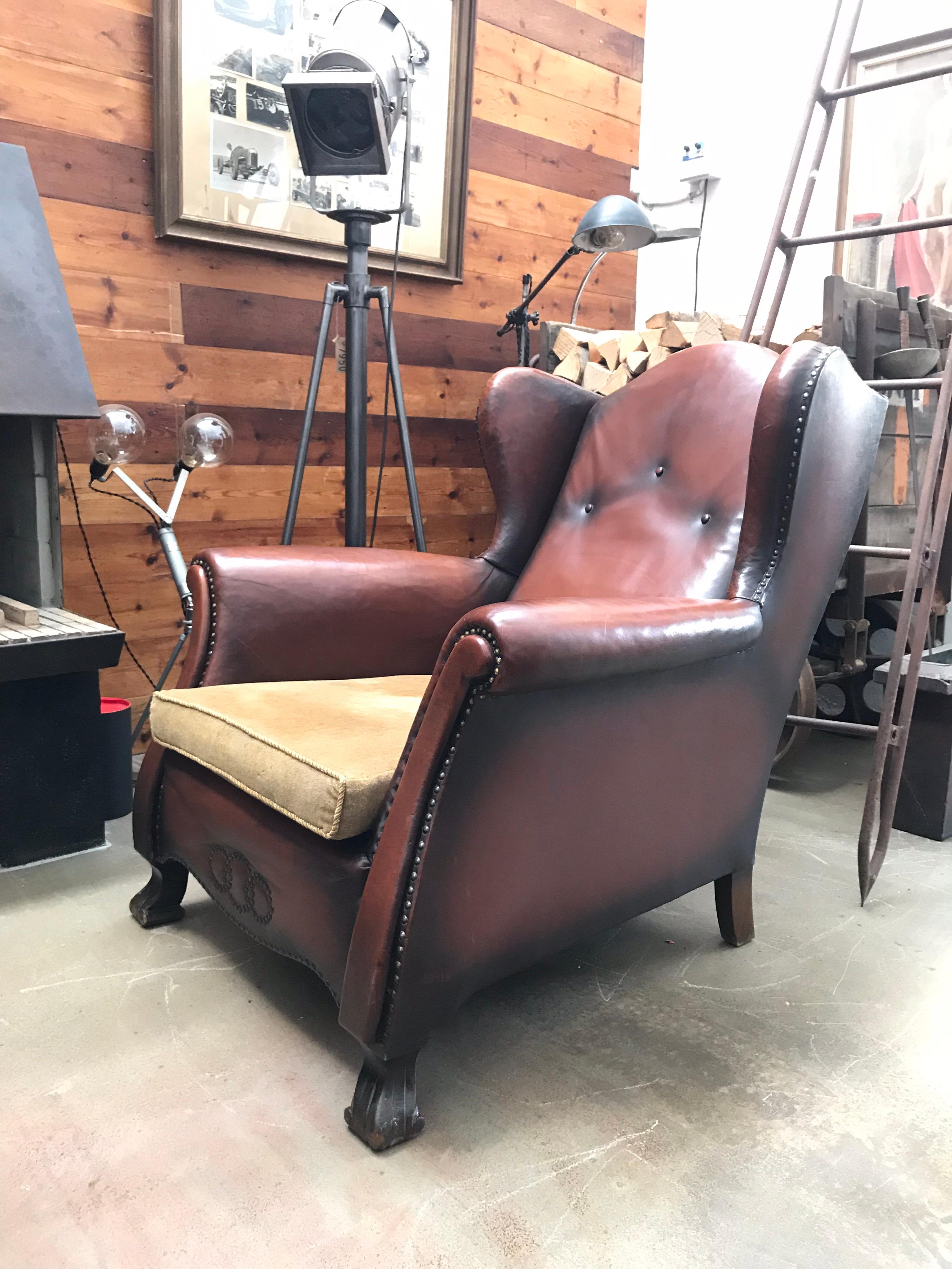 Beautiful leather and brass studded lounge club chair from the 1930s in the style of Otto Schultz
Oak frame and with oak feet
In great original condition and with a great patina to the leather and brass
The leather is in great condition for its