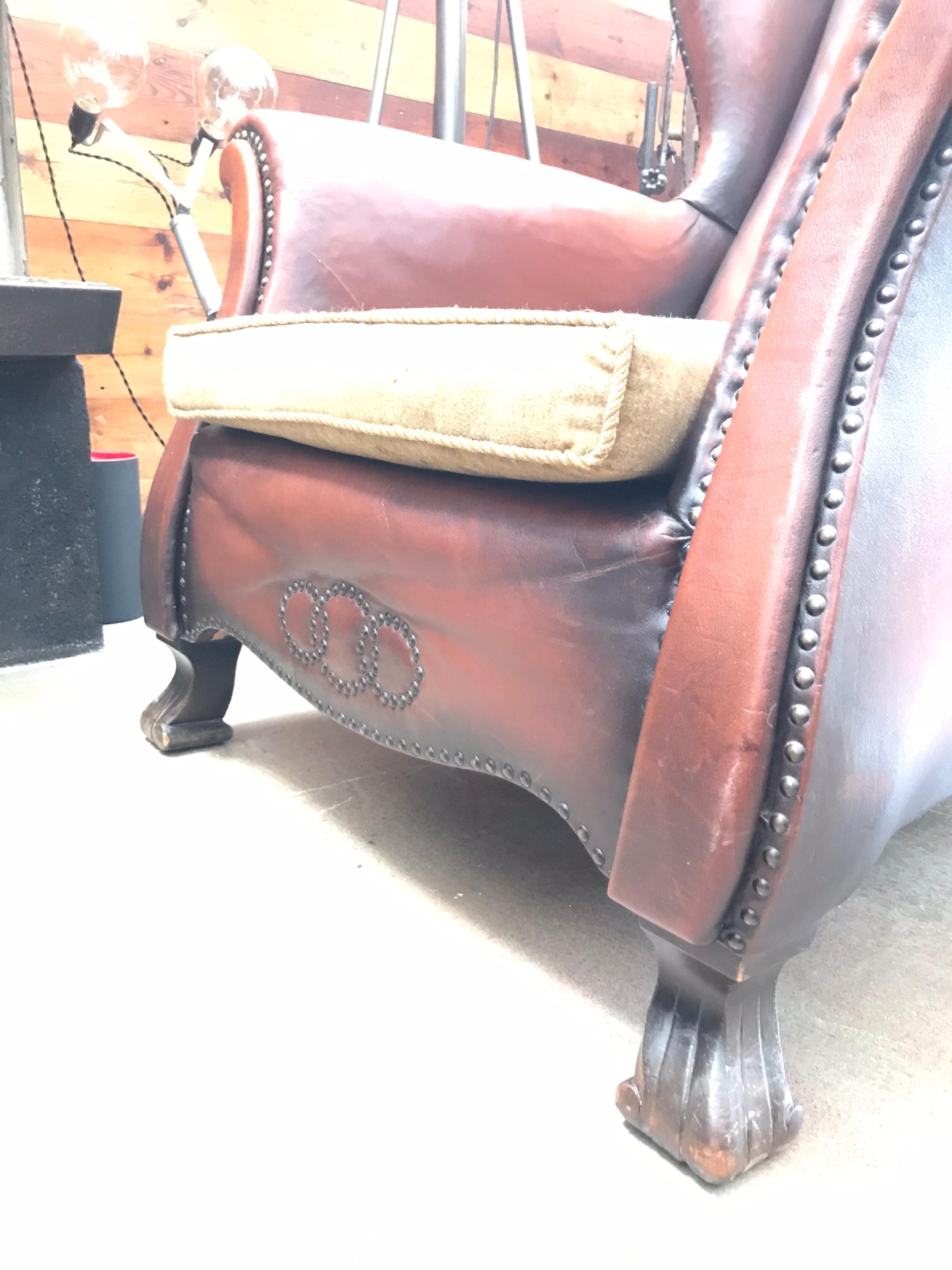 Schöner Sessel mit Nieten aus Leder und Messing aus den 1930er Jahren (Art déco) im Angebot