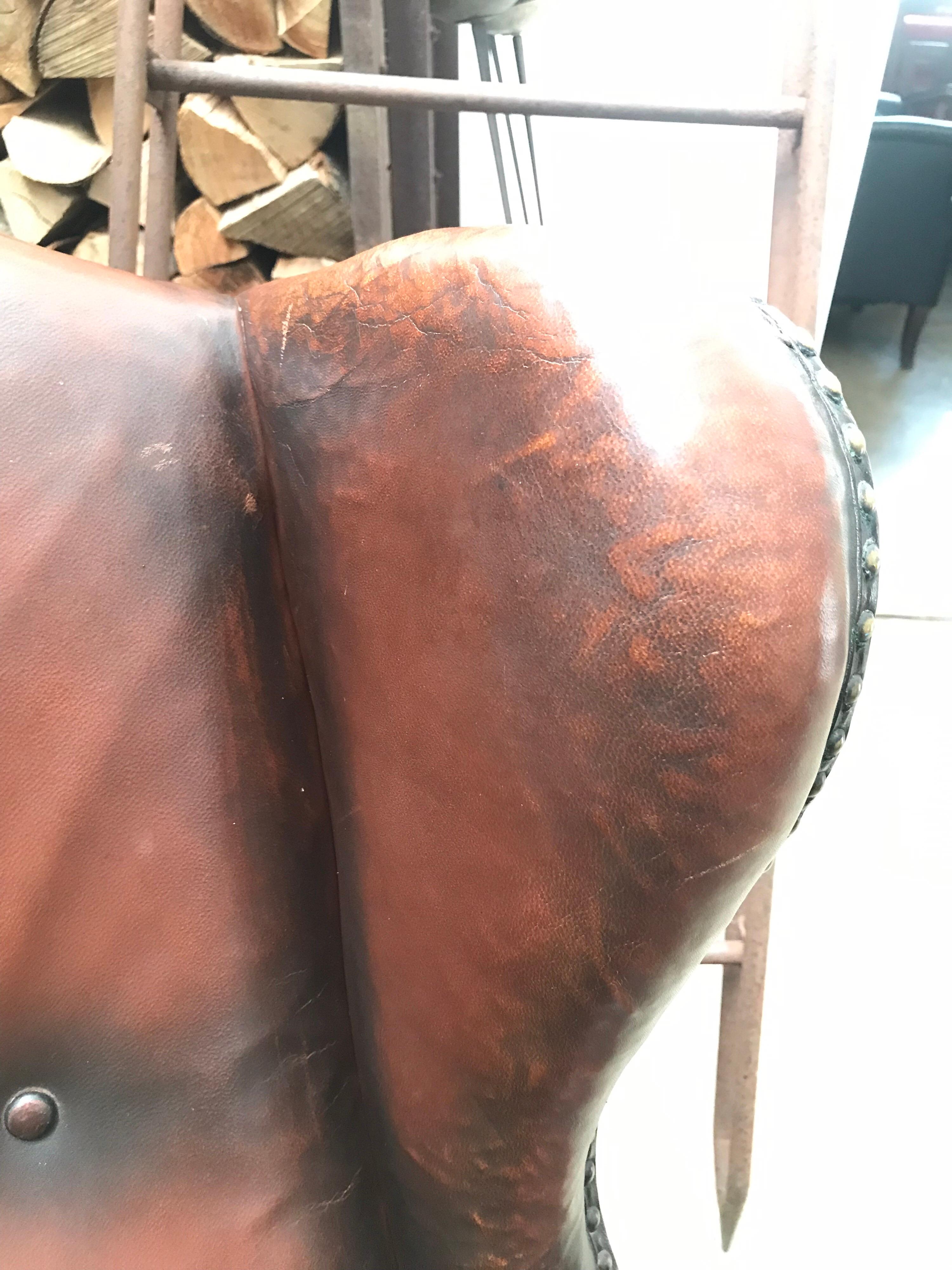 Schöner Sessel mit Nieten aus Leder und Messing aus den 1930er Jahren (Eichenholz) im Angebot