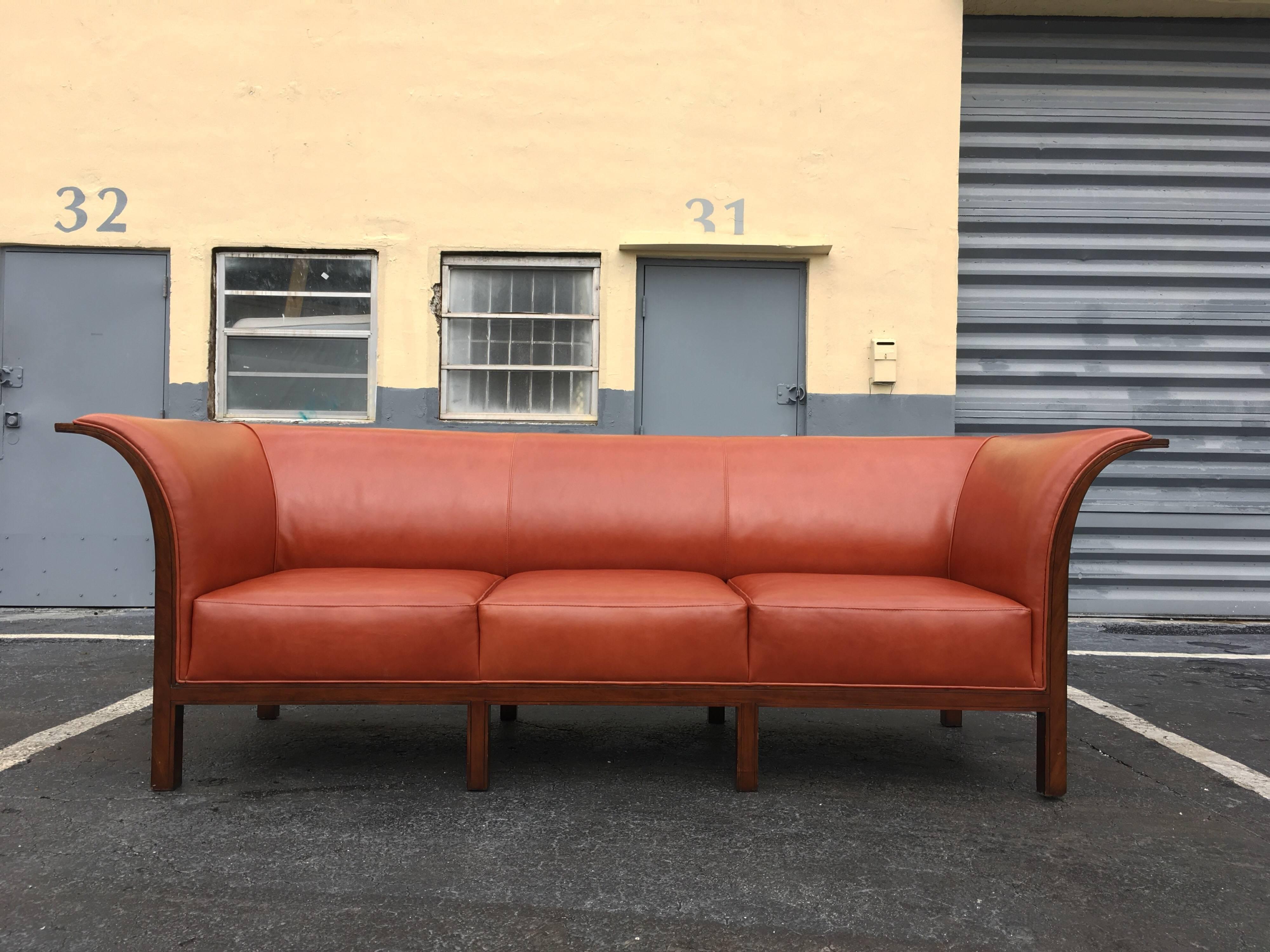 Beautiful Leather and Mahogany Sofa in the Style of Frits Henningsen For Sale 5