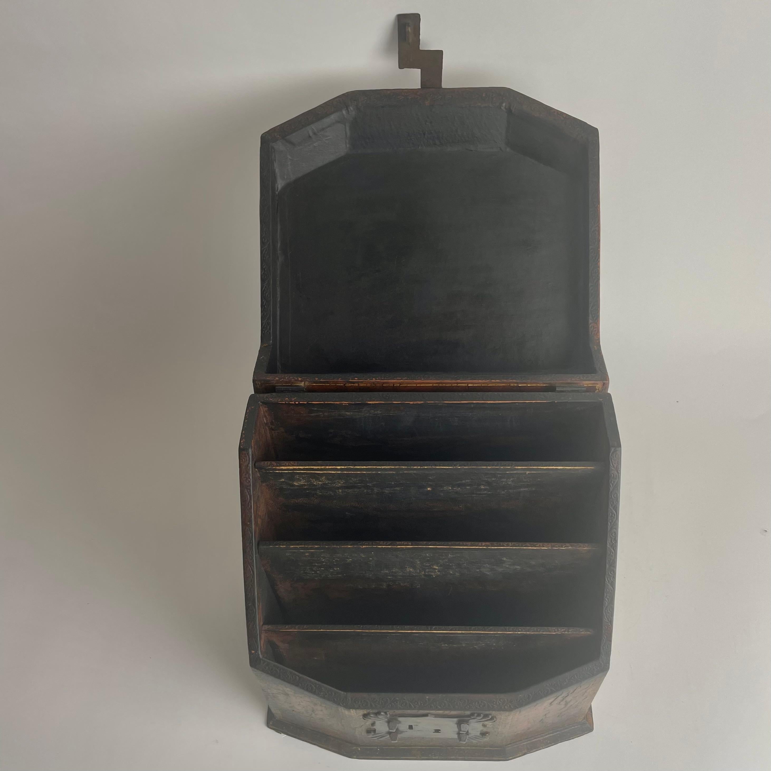 Beautiful Leather Letter Holder with gilded details and coat of arms. 5