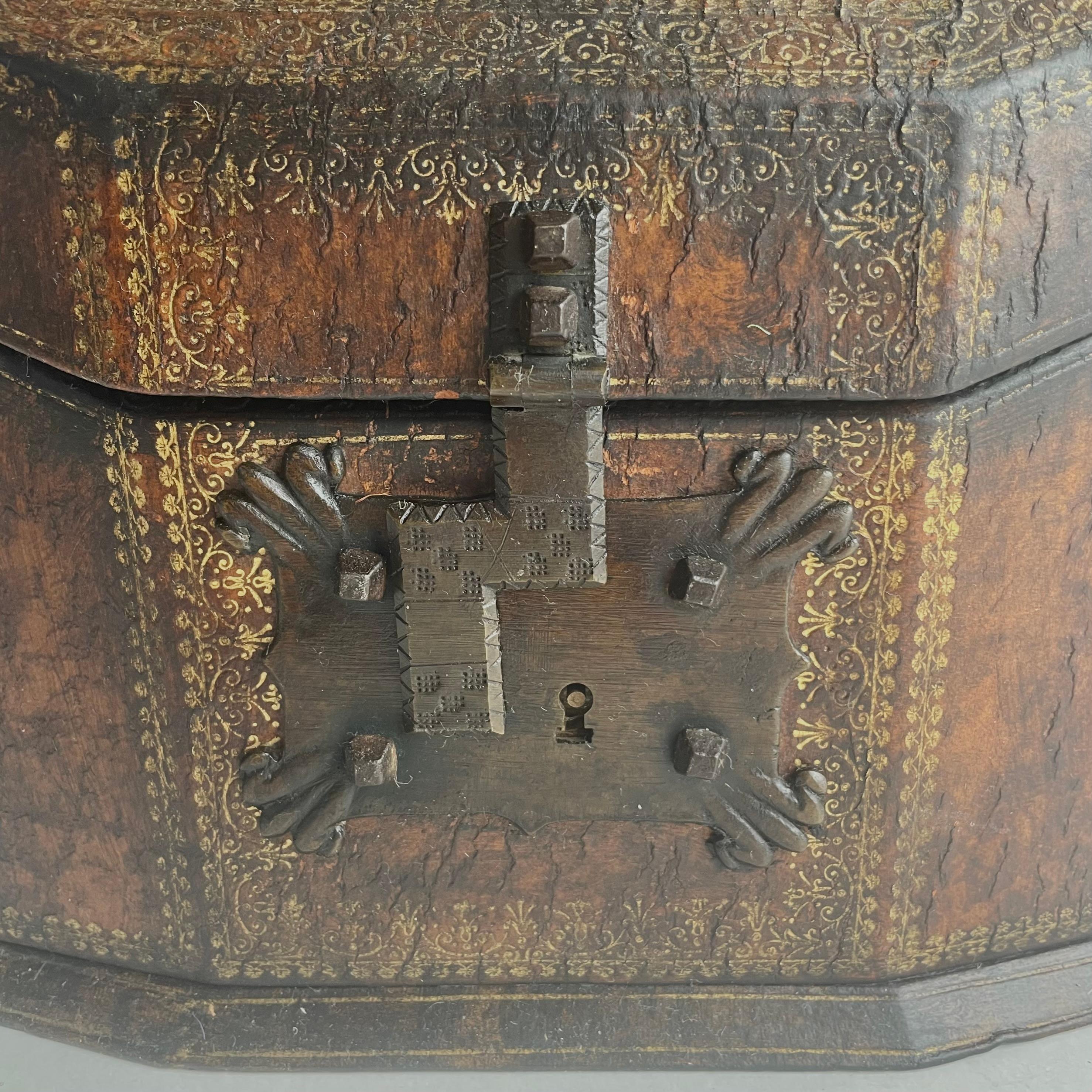 Beautiful Leather Letter Holder with gilded details and coat of arms. 6