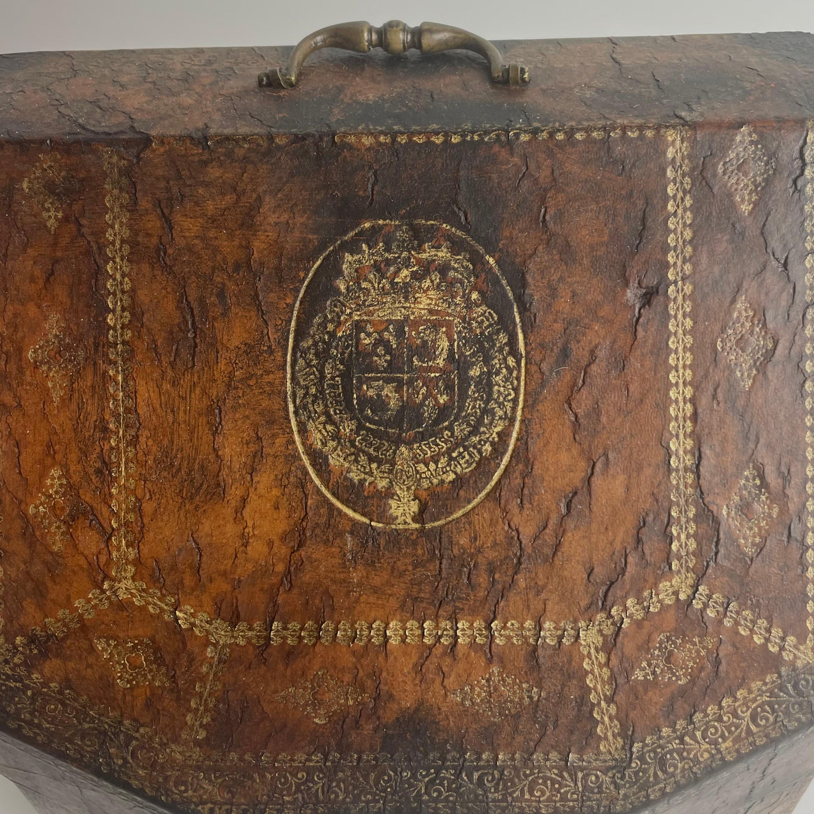 Beautiful Leather Letter Holder with gilded details and coat of arms. 7