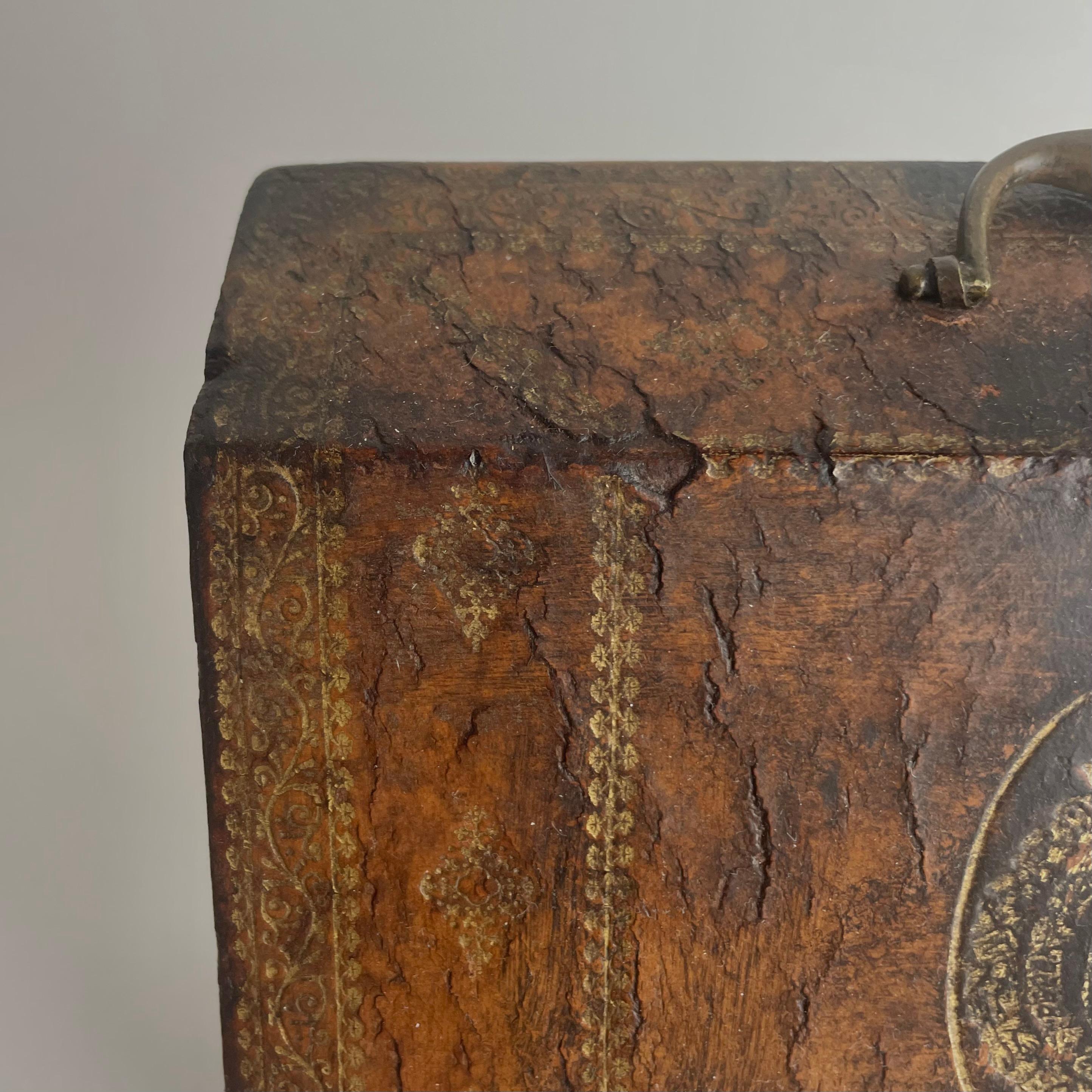 Beautiful Leather Letter Holder with gilded details and coat of arms. 9