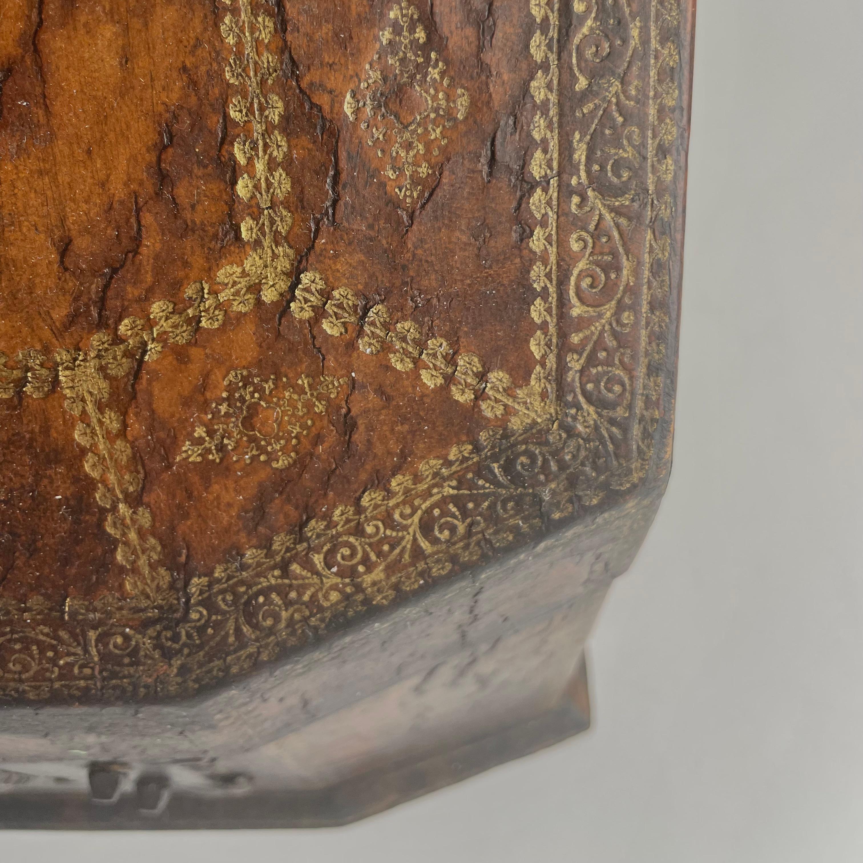 Beautiful Leather Letter Holder with gilded details and coat of arms. 10