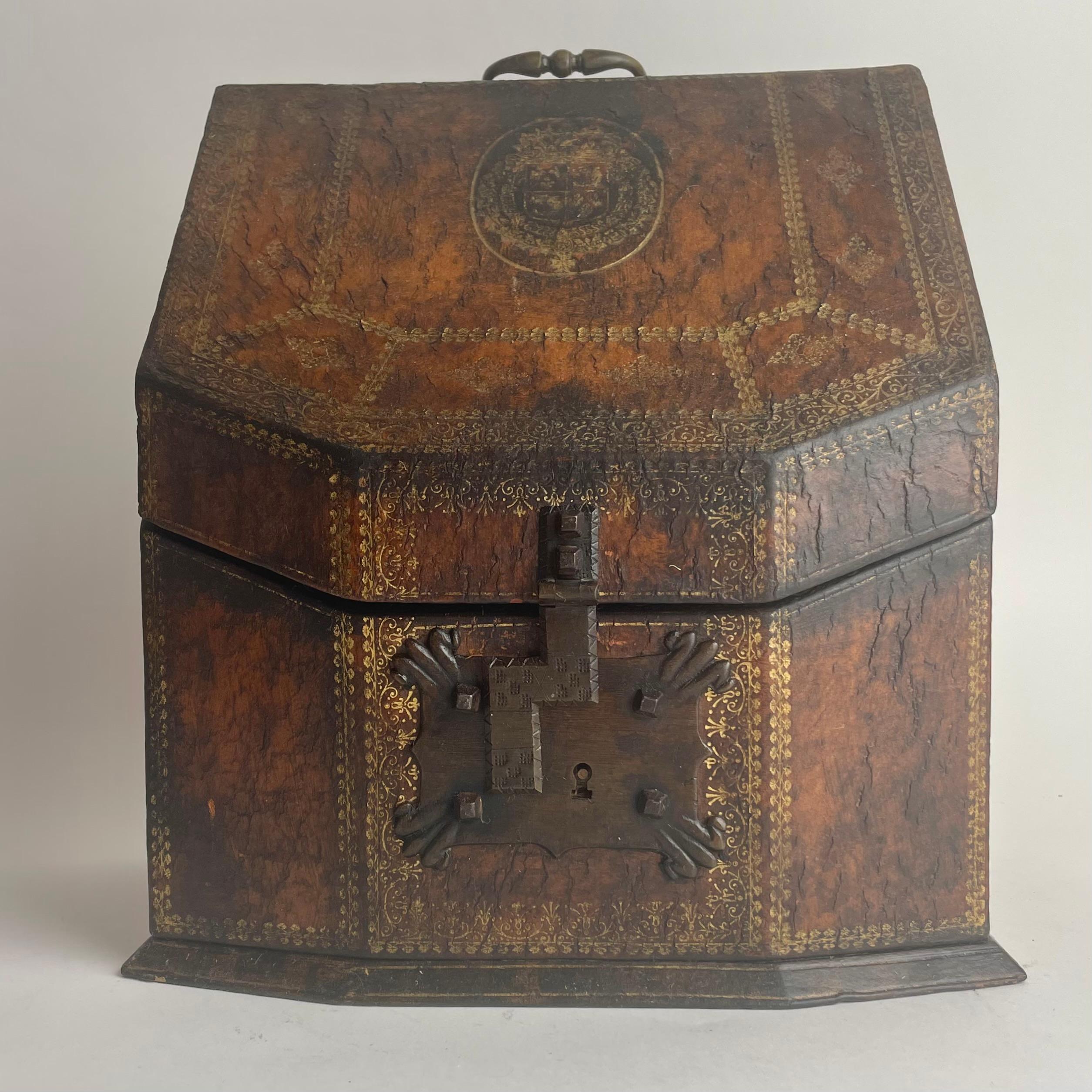 Beautiful Leather Letter Holder with gilded details and coat of arms. In Good Condition In Knivsta, SE