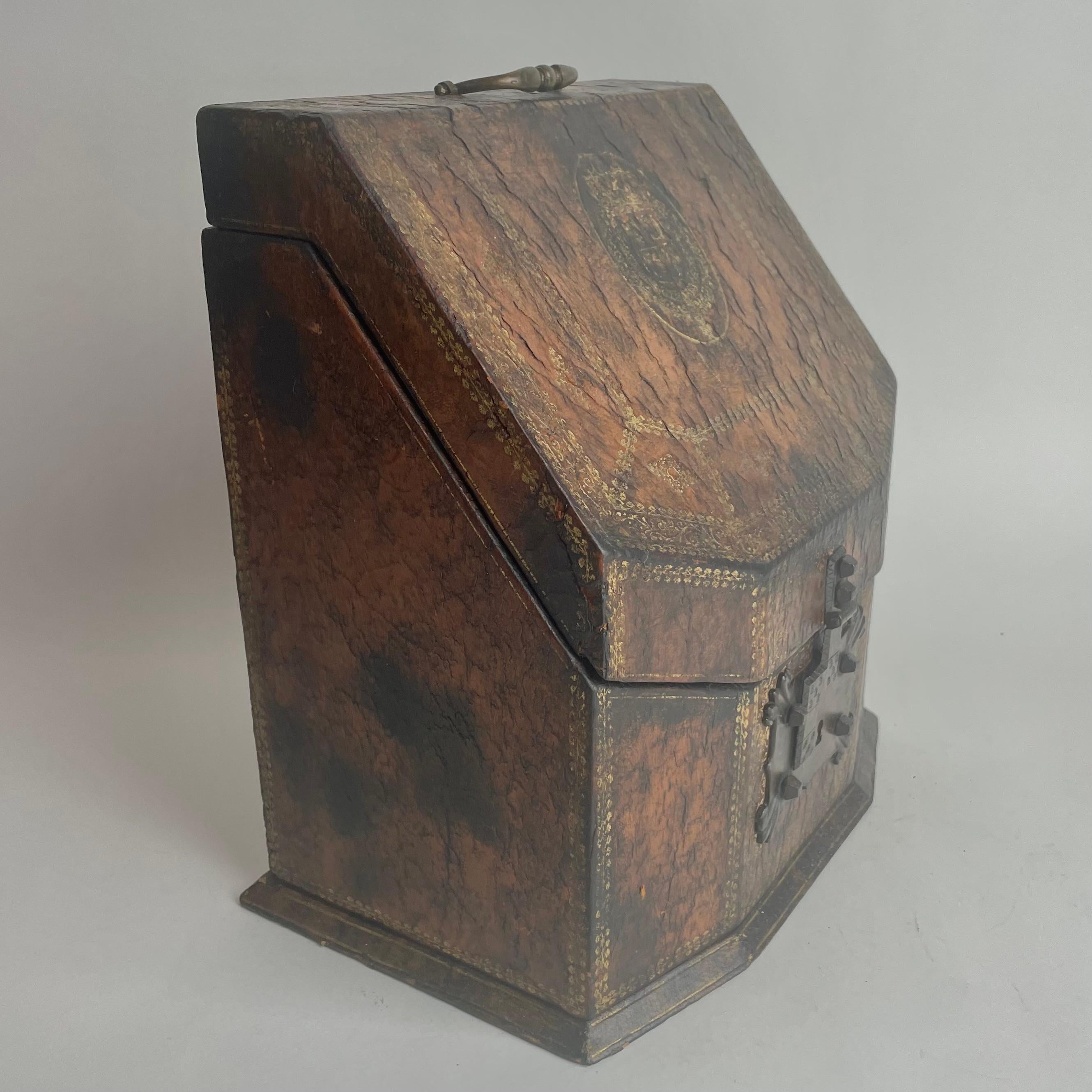 Beautiful Leather Letter Holder with gilded details and coat of arms. 1