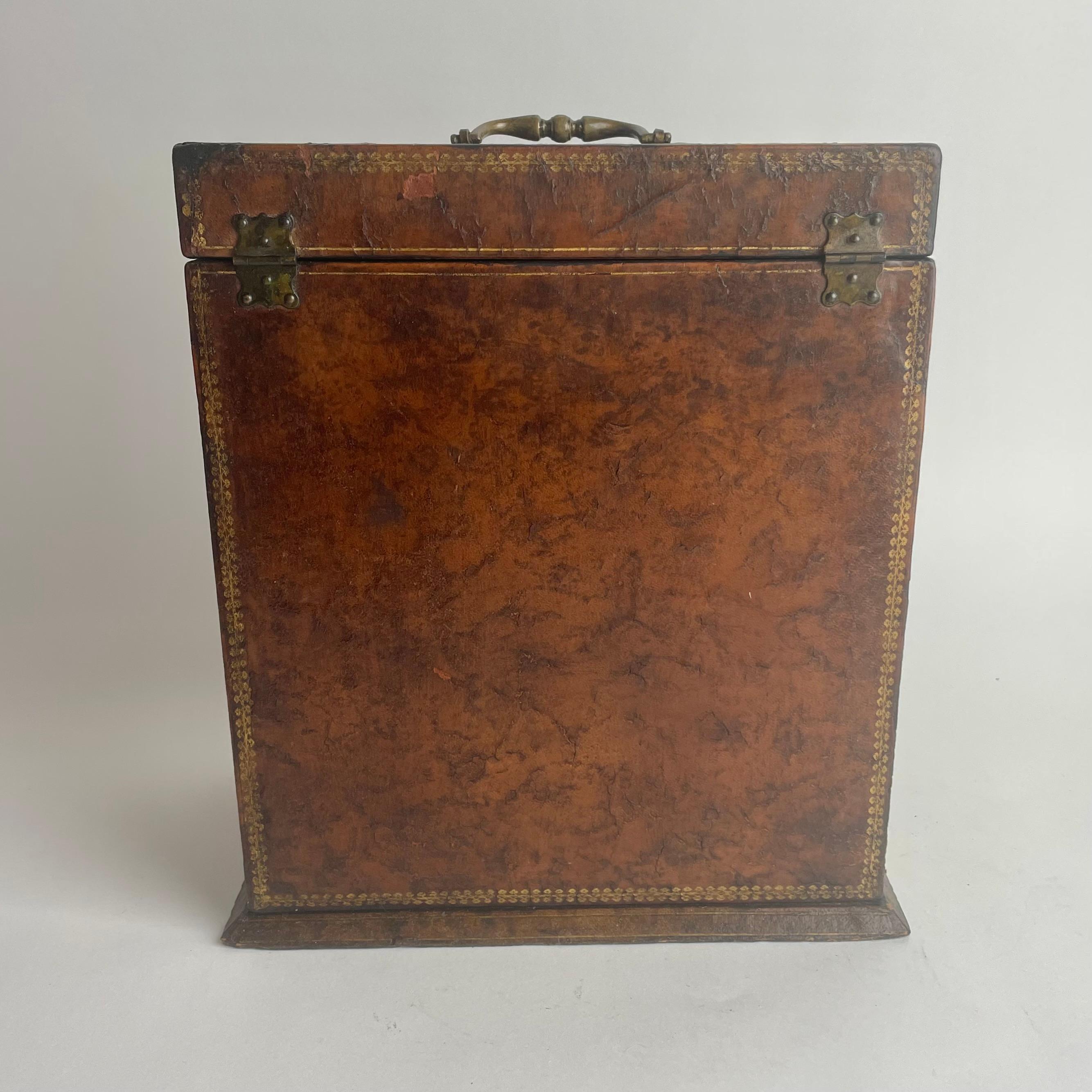 Beautiful Leather Letter Holder with gilded details and coat of arms. 2