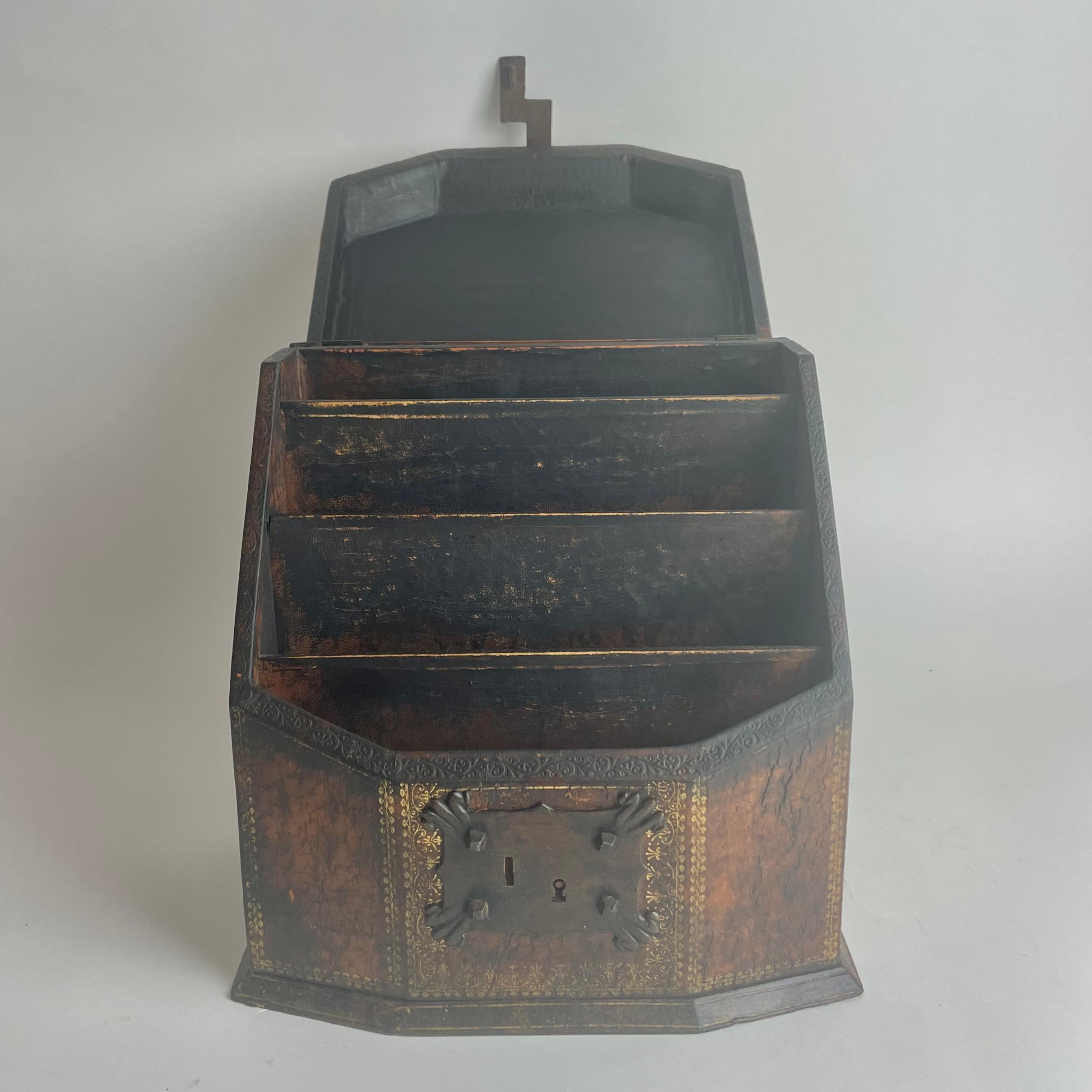 Beautiful Leather Letter Holder with gilded details and coat of arms. 4