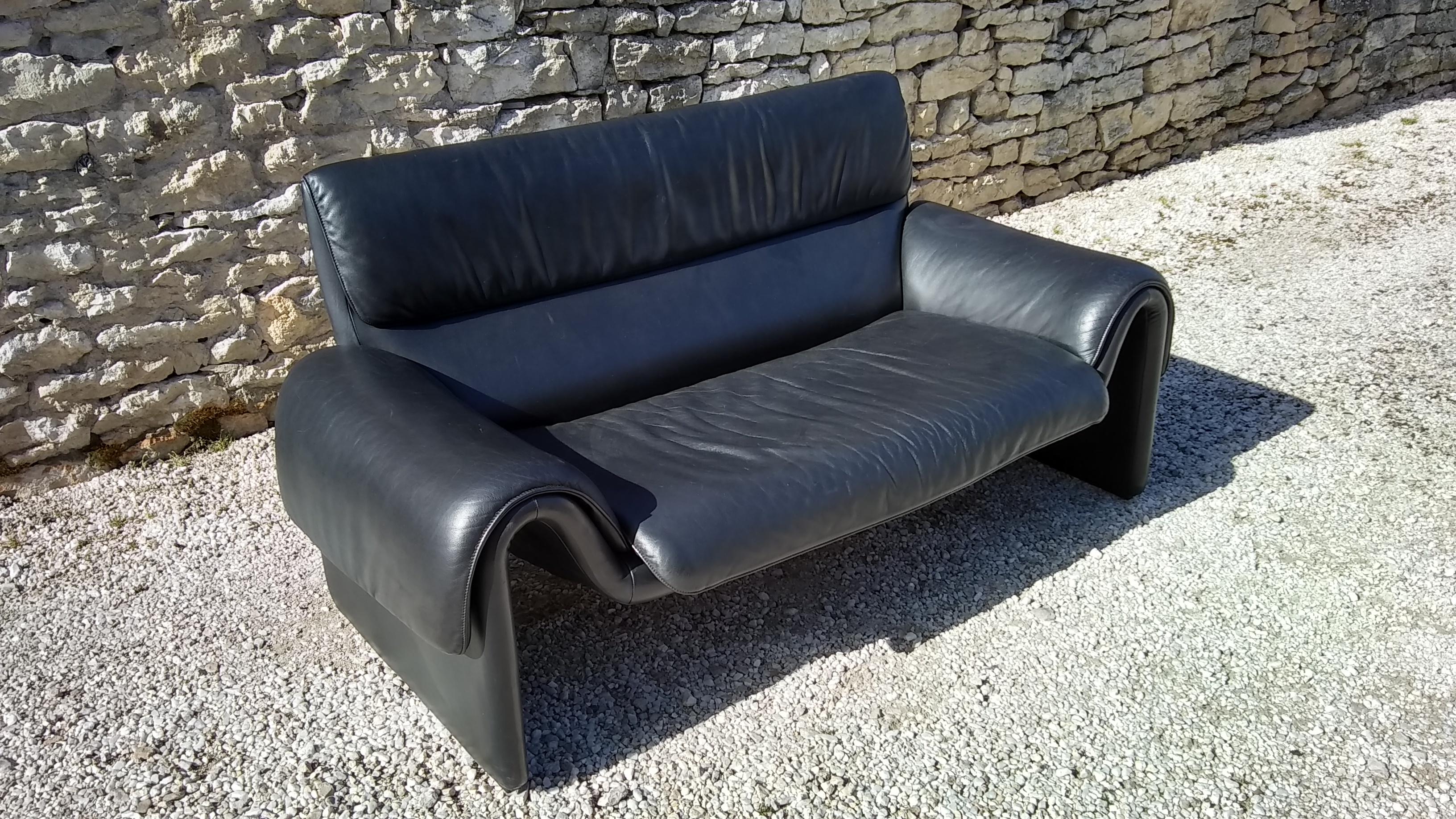 Beautiful leather sofa De Sede DS10/02 
Black leather
Excellent condition
circa 2000
Measures: 207cm x 85cm x 83cm high approx. 
Seat height 42cm approx.
1200 Euros (value 5500).
  