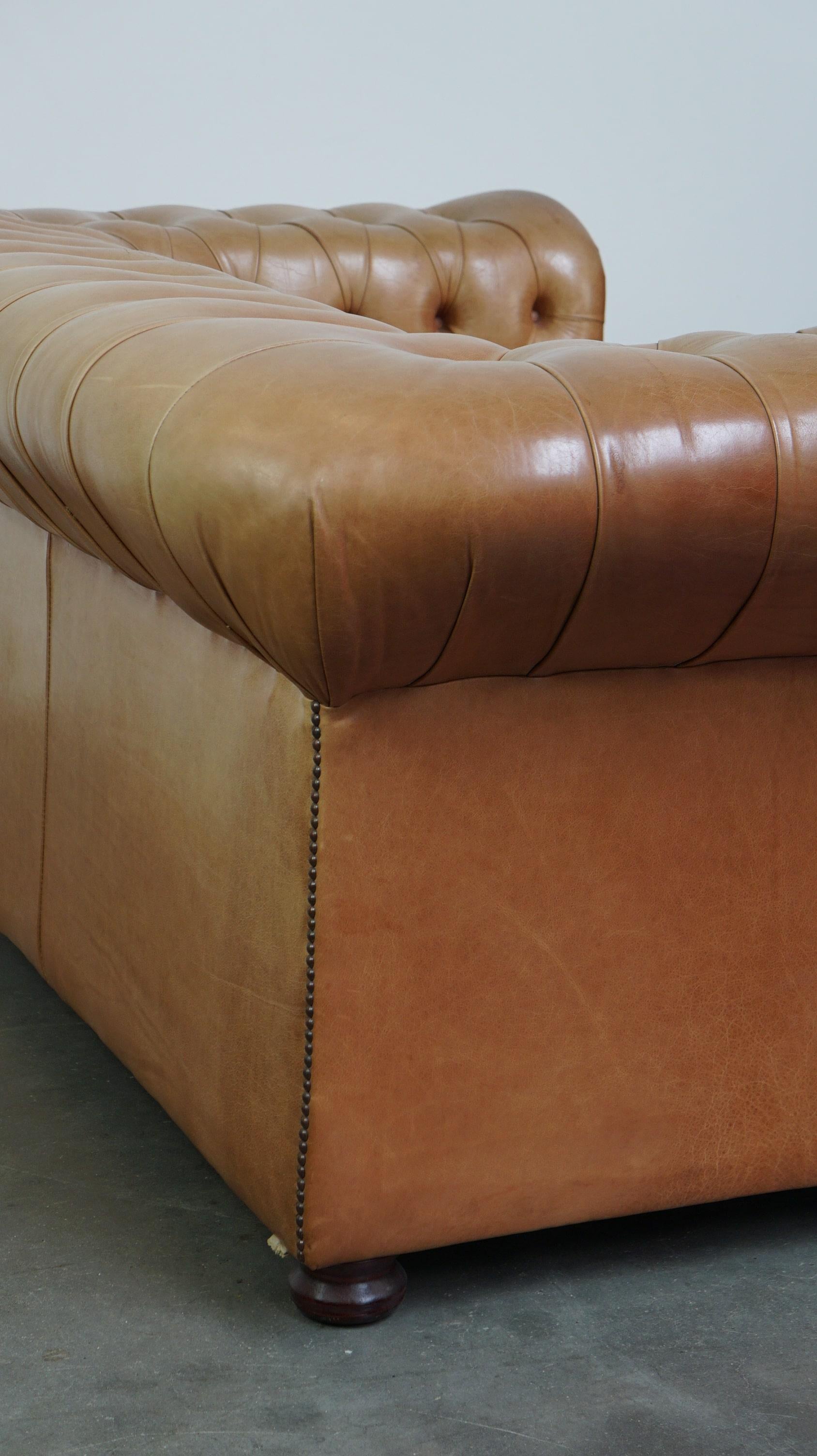 Beautiful Light Brown/Cream-Colored English Leather Chesterfield 2-Seater Sofa For Sale 6
