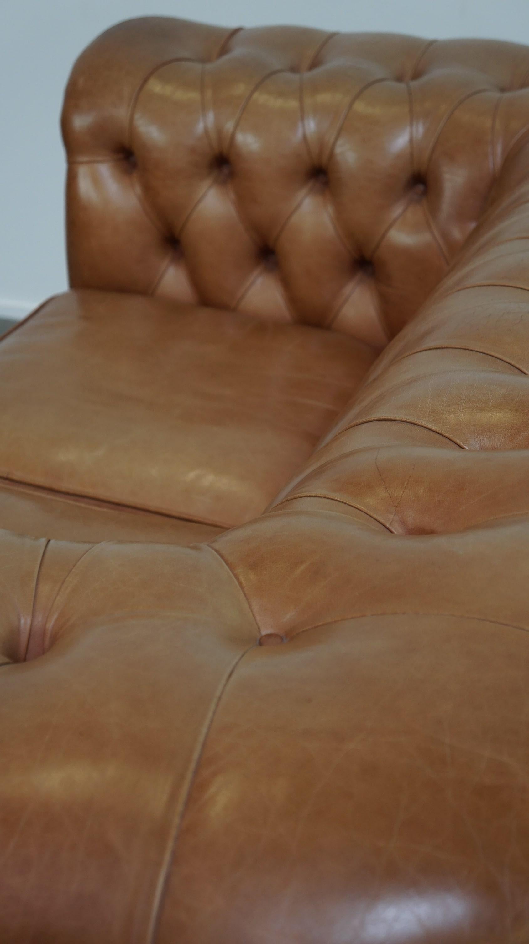 Beautiful Light Brown/Cream-Colored English Leather Chesterfield 2-Seater Sofa For Sale 7